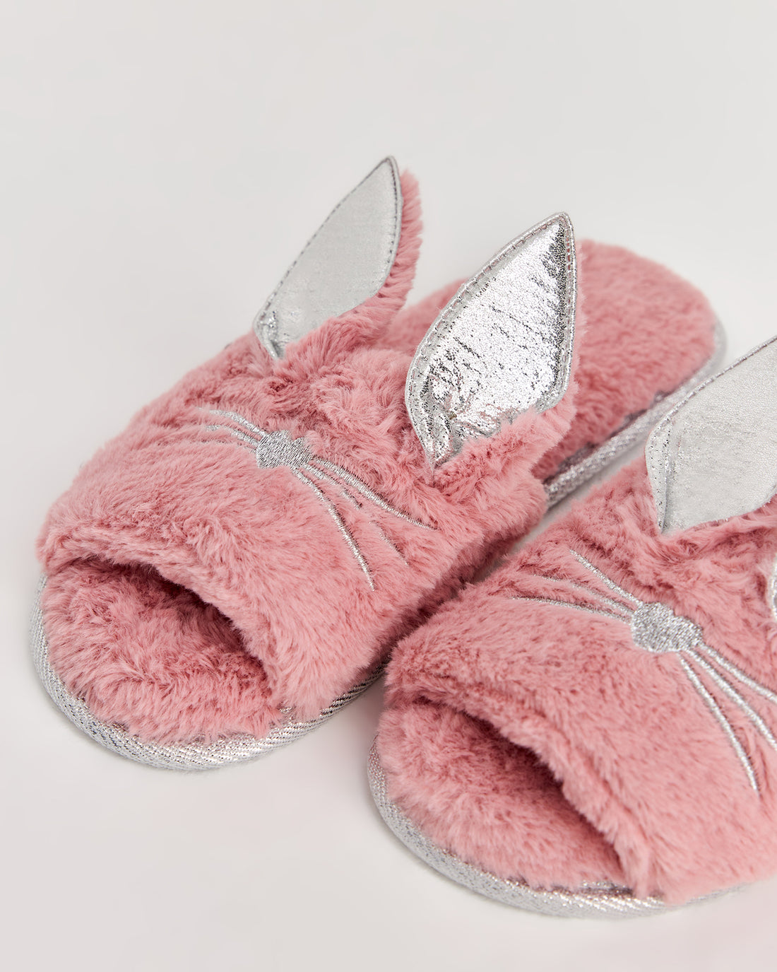 kadın ev terliği,kadın ev içi terlik,bayan ev terliği,kadın kışlık terlik,kadın yazlık terlik,evde giyilen kadın terlikleri,kadın konforlu terlik,rahat kadın ev terliği,kaymaz taban kadın terlik,kapalı kadın ev terliği