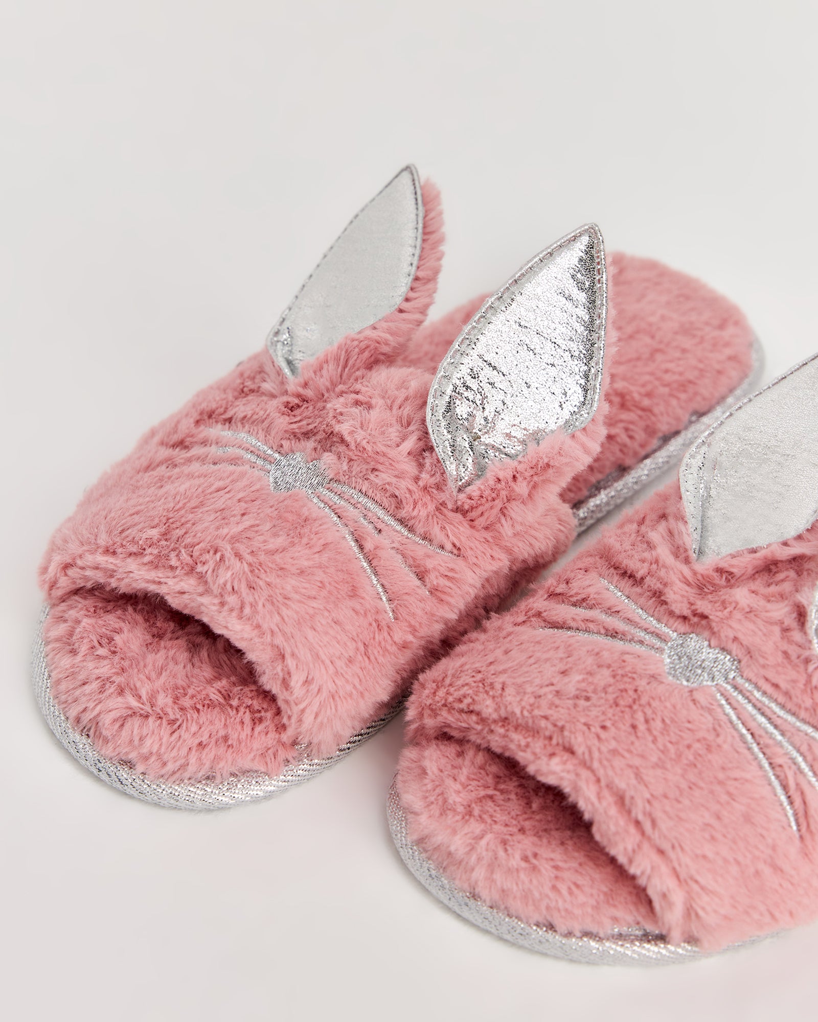 kadın ev terliği,kadın ev içi terlik,bayan ev terliği,kadın kışlık terlik,kadın yazlık terlik,evde giyilen kadın terlikleri,kadın konforlu terlik,rahat kadın ev terliği,kaymaz taban kadın terlik,kapalı kadın ev terliği