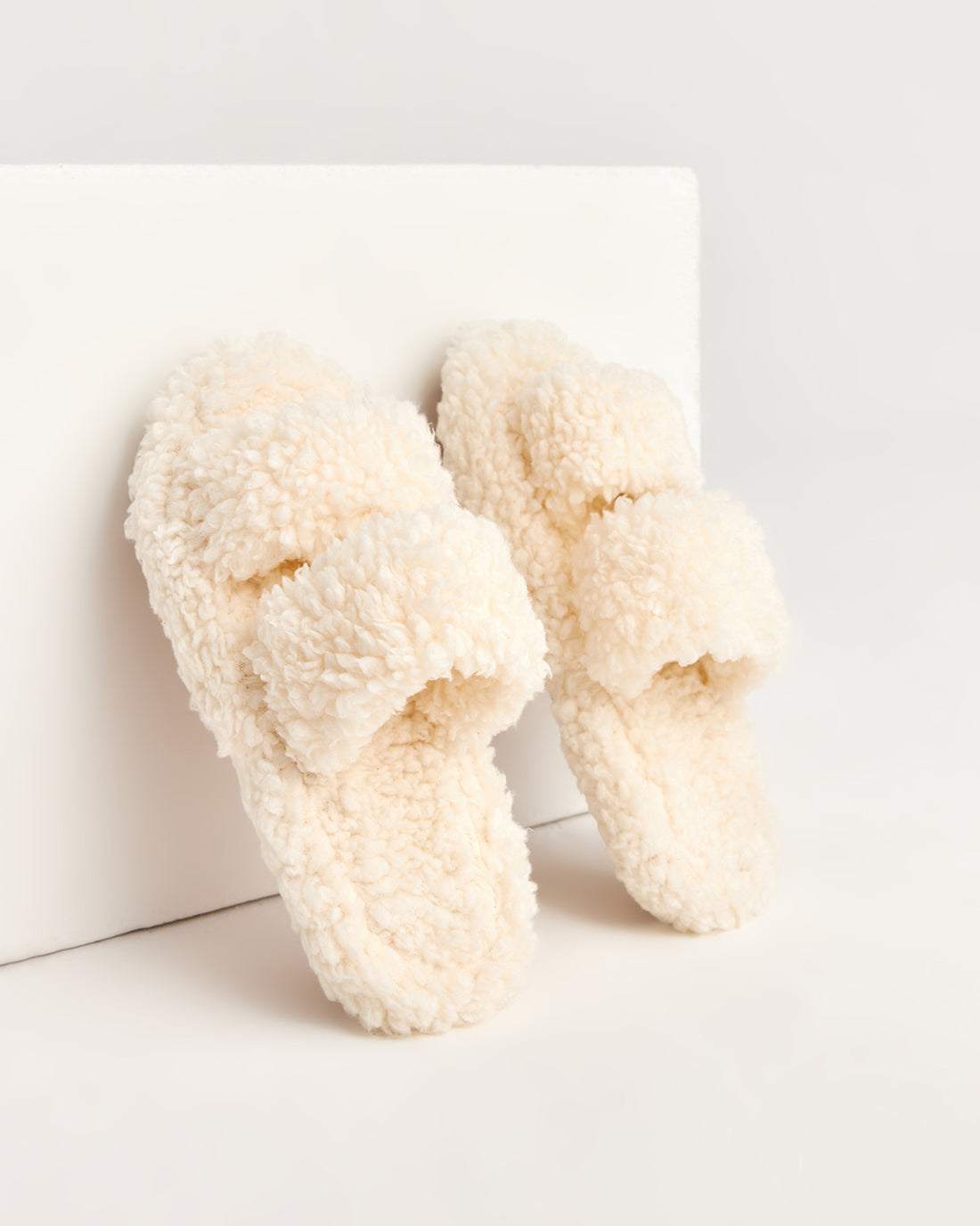 kadın ev terliği,kadın ev içi terlik,bayan ev terliği,kadın kışlık terlik,kadın yazlık terlik,evde giyilen kadın terlikleri,kadın konforlu terlik,rahat kadın ev terliği,kaymaz taban kadın terlik,kapalı kadın ev terliği