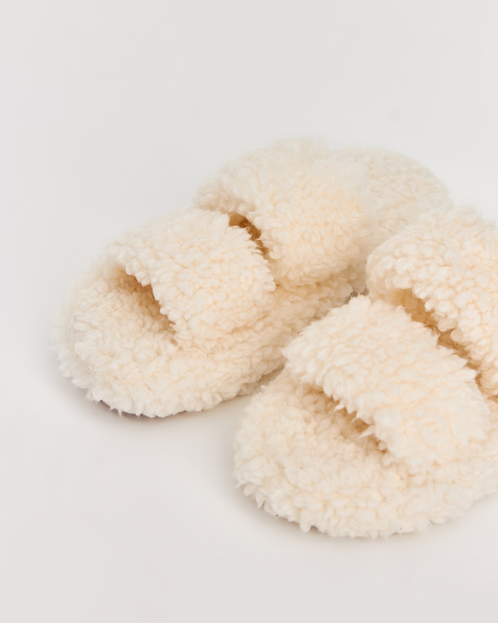 kadın ev terliği,kadın ev içi terlik,bayan ev terliği,kadın kışlık terlik,kadın yazlık terlik,evde giyilen kadın terlikleri,kadın konforlu terlik,rahat kadın ev terliği,kaymaz taban kadın terlik,kapalı kadın ev terliği