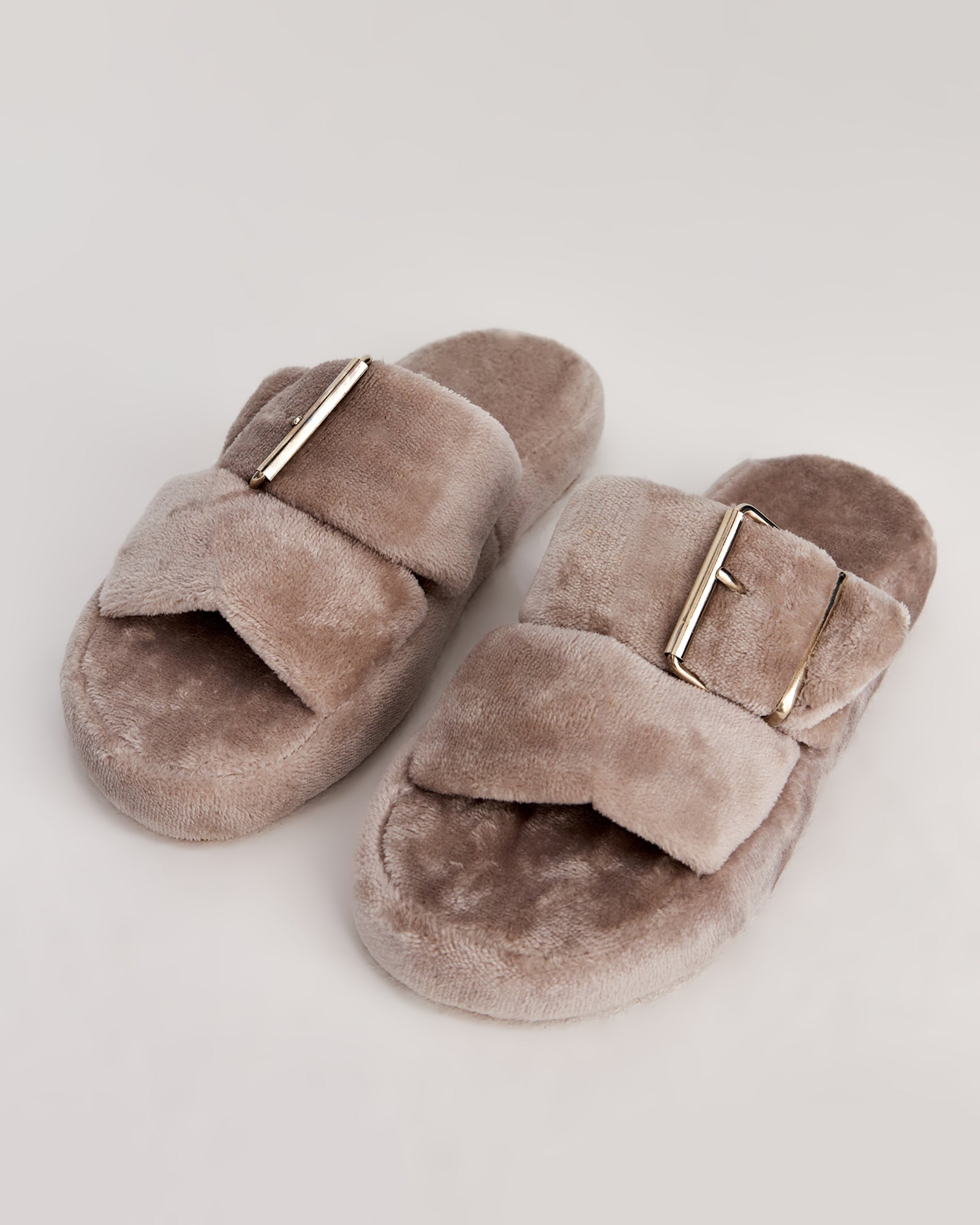 kadın ev terliği,kadın ev içi terlik,bayan ev terliği,kadın kışlık terlik,kadın yazlık terlik,evde giyilen kadın terlikleri,kadın konforlu terlik,rahat kadın ev terliği,kaymaz taban kadın terlik,kapalı kadın ev terliği