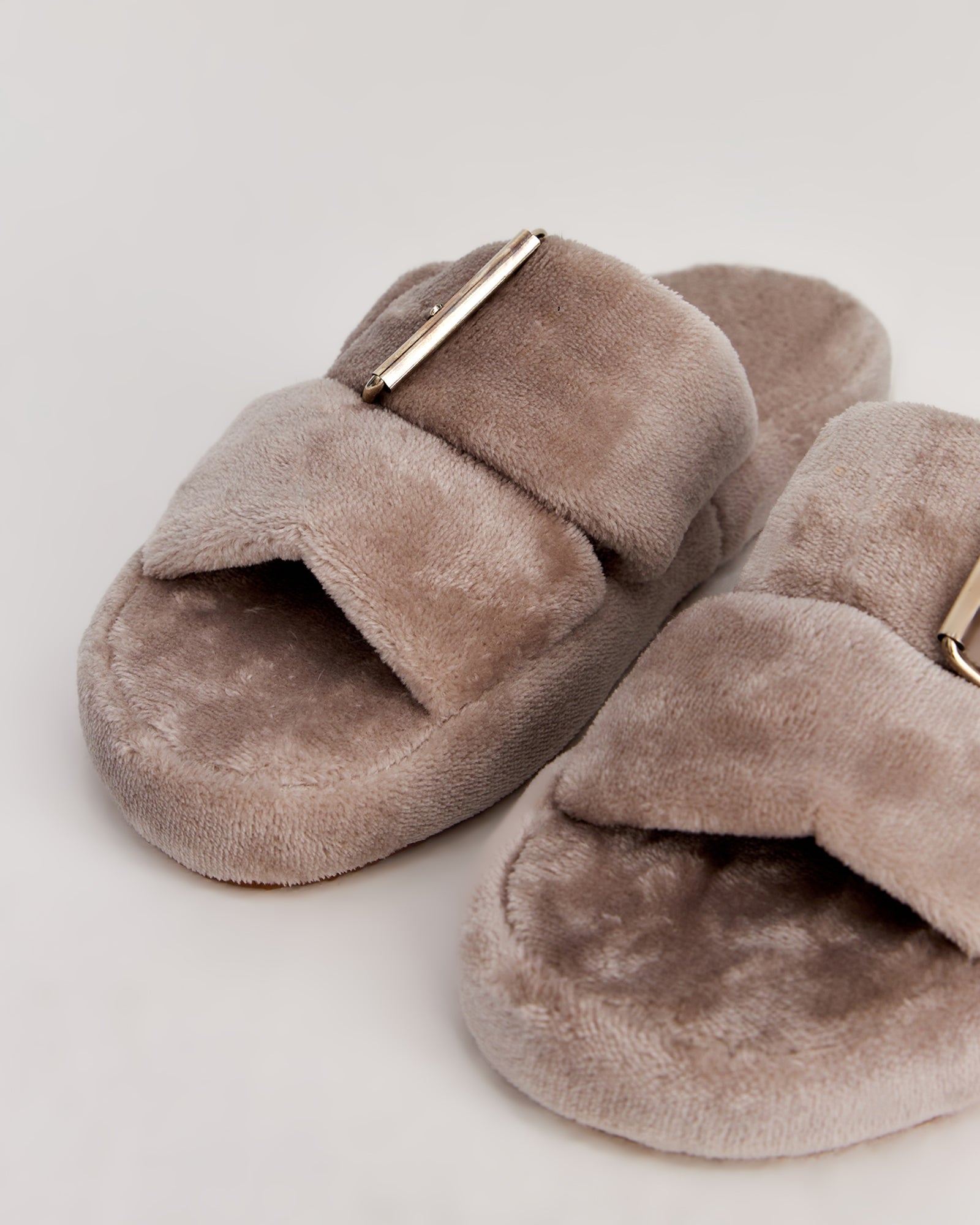 kadın ev terliği,kadın ev içi terlik,bayan ev terliği,kadın kışlık terlik,kadın yazlık terlik,evde giyilen kadın terlikleri,kadın konforlu terlik,rahat kadın ev terliği,kaymaz taban kadın terlik,kapalı kadın ev terliği