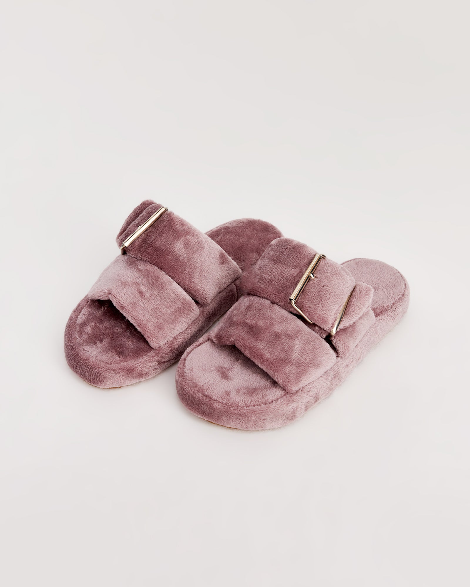 kadın ev terliği,kadın ev içi terlik,bayan ev terliği,kadın kışlık terlik,kadın yazlık terlik,evde giyilen kadın terlikleri,kadın konforlu terlik,rahat kadın ev terliği,kaymaz taban kadın terlik,kapalı kadın ev terliği