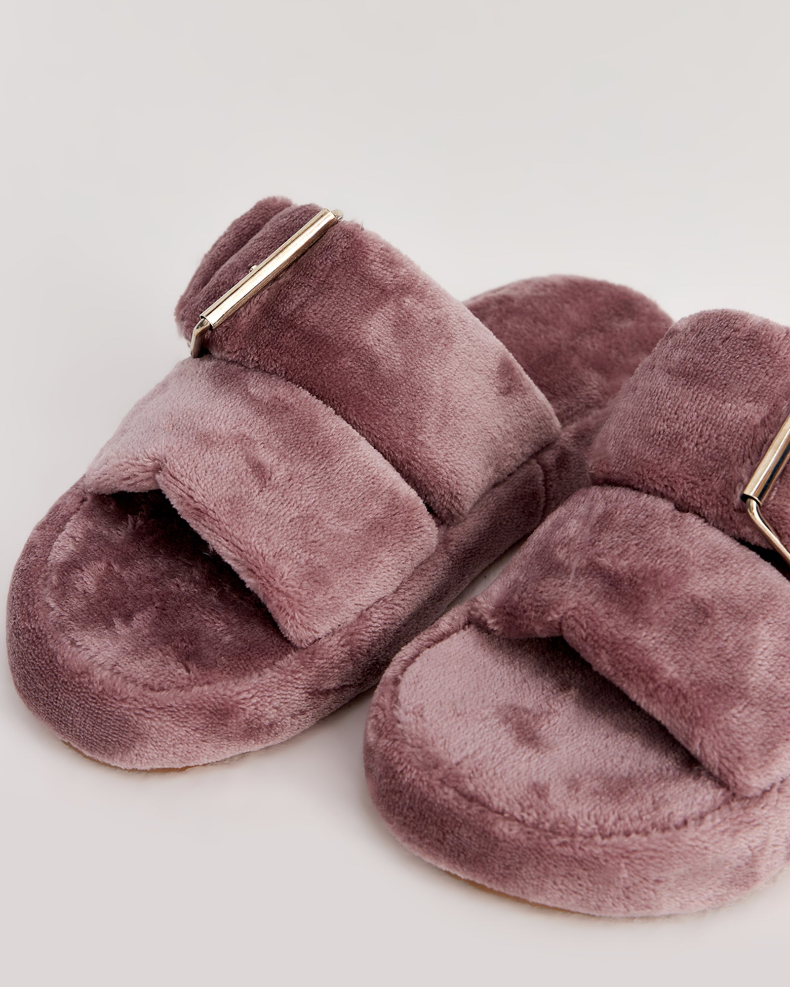 kadın ev terliği,kadın ev içi terlik,bayan ev terliği,kadın kışlık terlik,kadın yazlık terlik,evde giyilen kadın terlikleri,kadın konforlu terlik,rahat kadın ev terliği,kaymaz taban kadın terlik,kapalı kadın ev terliği