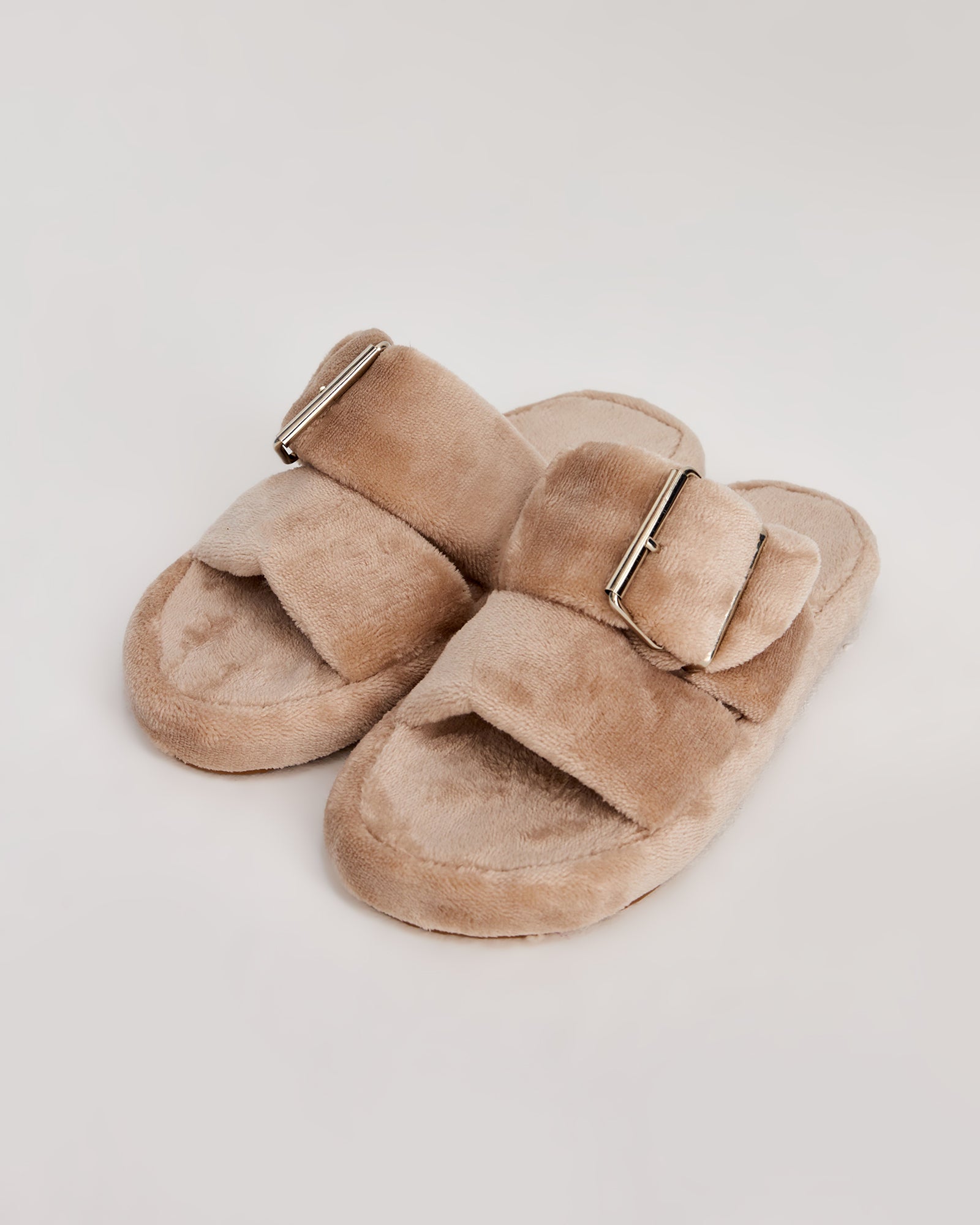 kadın ev terliği,kadın ev içi terlik,bayan ev terliği,kadın kışlık terlik,kadın yazlık terlik,evde giyilen kadın terlikleri,kadın konforlu terlik,rahat kadın ev terliği,kaymaz taban kadın terlik,kapalı kadın ev terliği