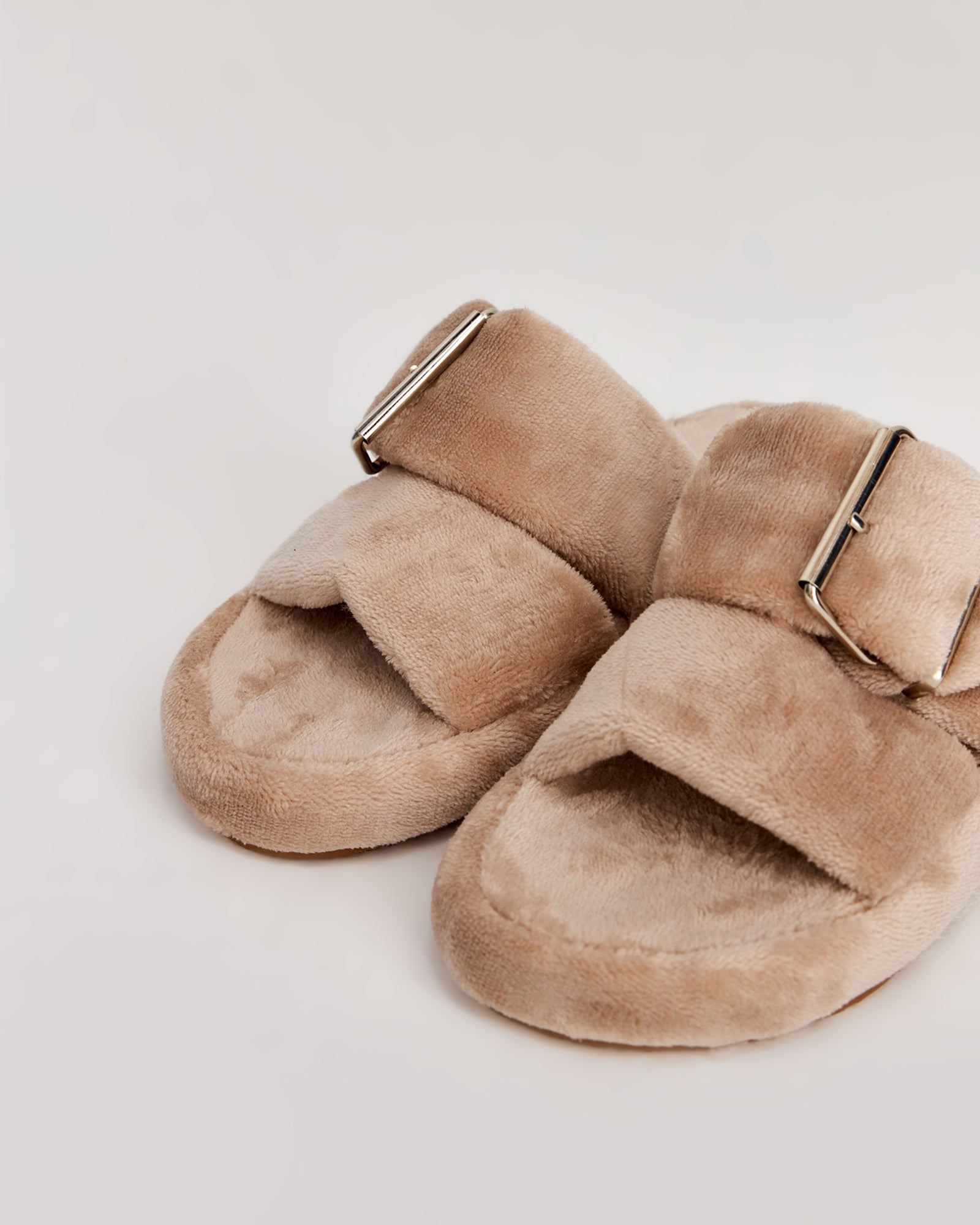 kadın ev terliği,kadın ev içi terlik,bayan ev terliği,kadın kışlık terlik,kadın yazlık terlik,evde giyilen kadın terlikleri,kadın konforlu terlik,rahat kadın ev terliği,kaymaz taban kadın terlik,kapalı kadın ev terliği