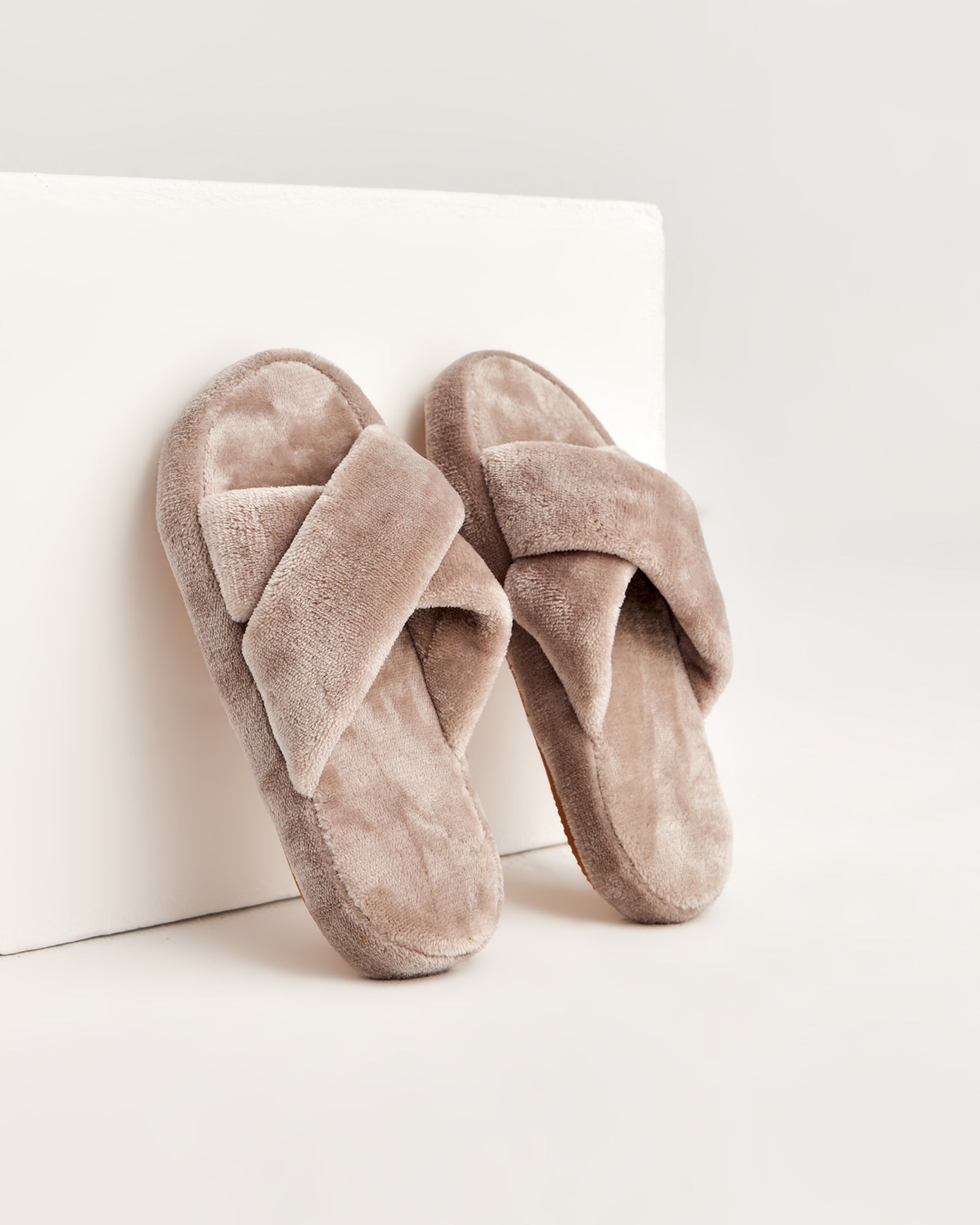 kadın ev terliği,kadın ev içi terlik,bayan ev terliği,kadın kışlık terlik,kadın yazlık terlik,evde giyilen kadın terlikleri,kadın konforlu terlik,rahat kadın ev terliği,kaymaz taban kadın terlik,kapalı kadın ev terliği