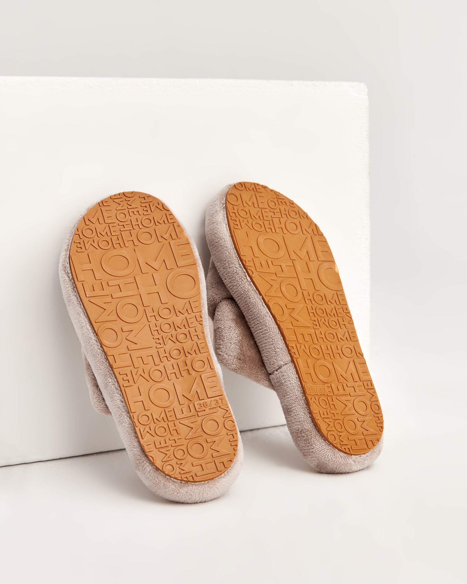 kadın ev terliği,kadın ev içi terlik,bayan ev terliği,kadın kışlık terlik,kadın yazlık terlik,evde giyilen kadın terlikleri,kadın konforlu terlik,rahat kadın ev terliği,kaymaz taban kadın terlik,kapalı kadın ev terliği