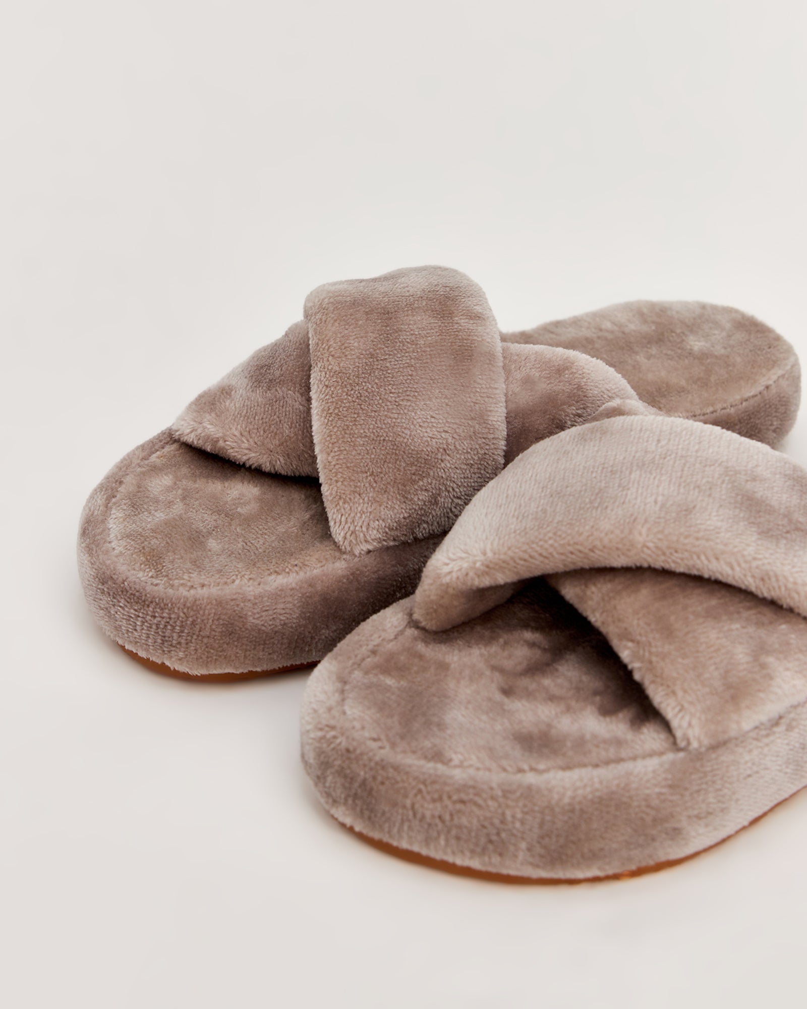 kadın ev terliği,kadın ev içi terlik,bayan ev terliği,kadın kışlık terlik,kadın yazlık terlik,evde giyilen kadın terlikleri,kadın konforlu terlik,rahat kadın ev terliği,kaymaz taban kadın terlik,kapalı kadın ev terliği