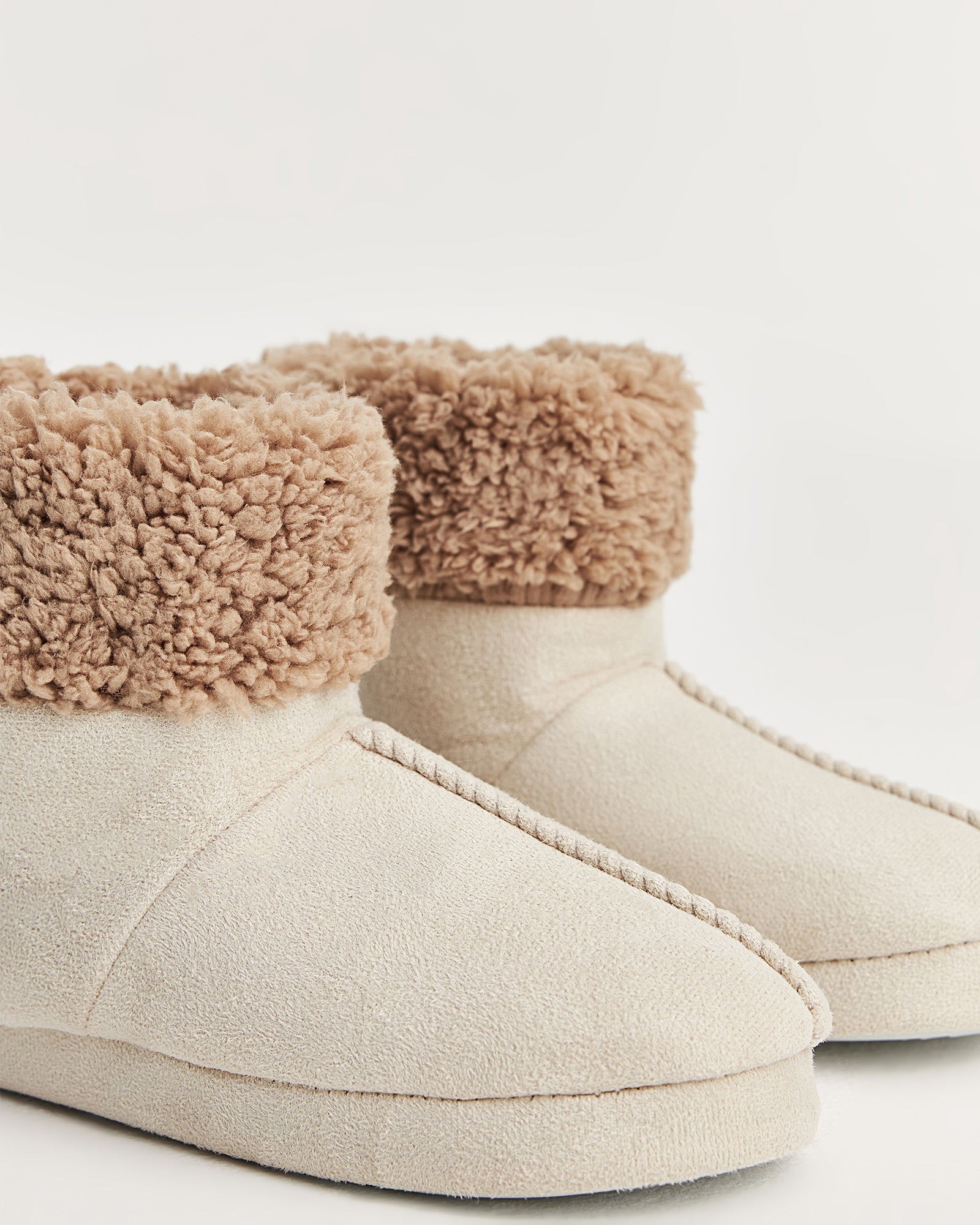 kadın panduf,kadın ev içi panduf,bayan panduf,kadın kışlık panduf,ev için kadın panduf,kadın panduf modelleri,yumuşak kadın panduf,sıcak tutan kadın panduf,kadın ev pandufu,peluş kadın panduf