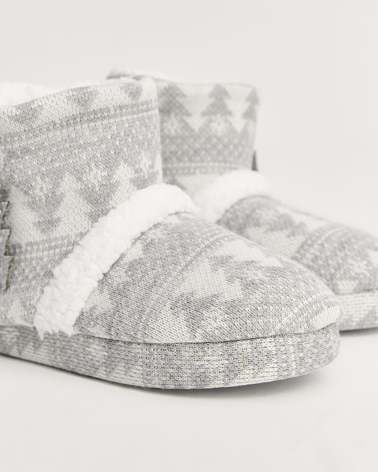 kadın panduf,kadın ev içi panduf,bayan panduf,kadın kışlık panduf,ev için kadın panduf,kadın panduf modelleri,yumuşak kadın panduf,sıcak tutan kadın panduf,kadın ev pandufu,peluş kadın panduf