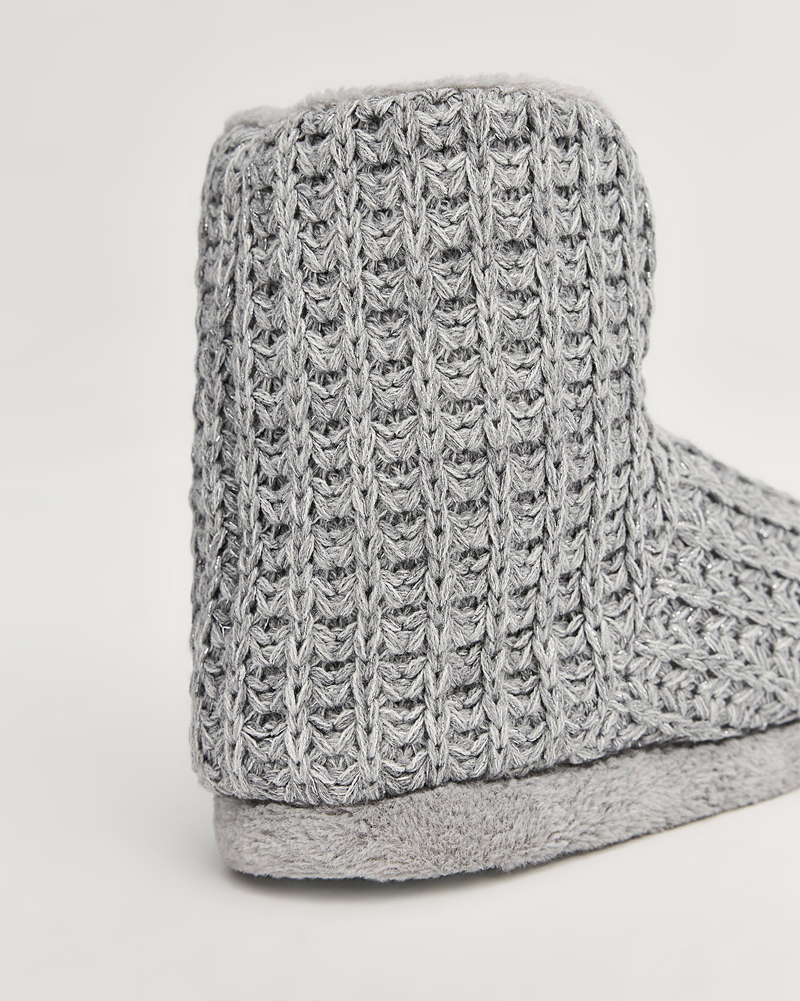 kadın panduf,kadın ev içi panduf,bayan panduf,kadın kışlık panduf,ev için kadın panduf,kadın panduf modelleri,yumuşak kadın panduf,sıcak tutan kadın panduf,kadın ev pandufu,peluş kadın panduf