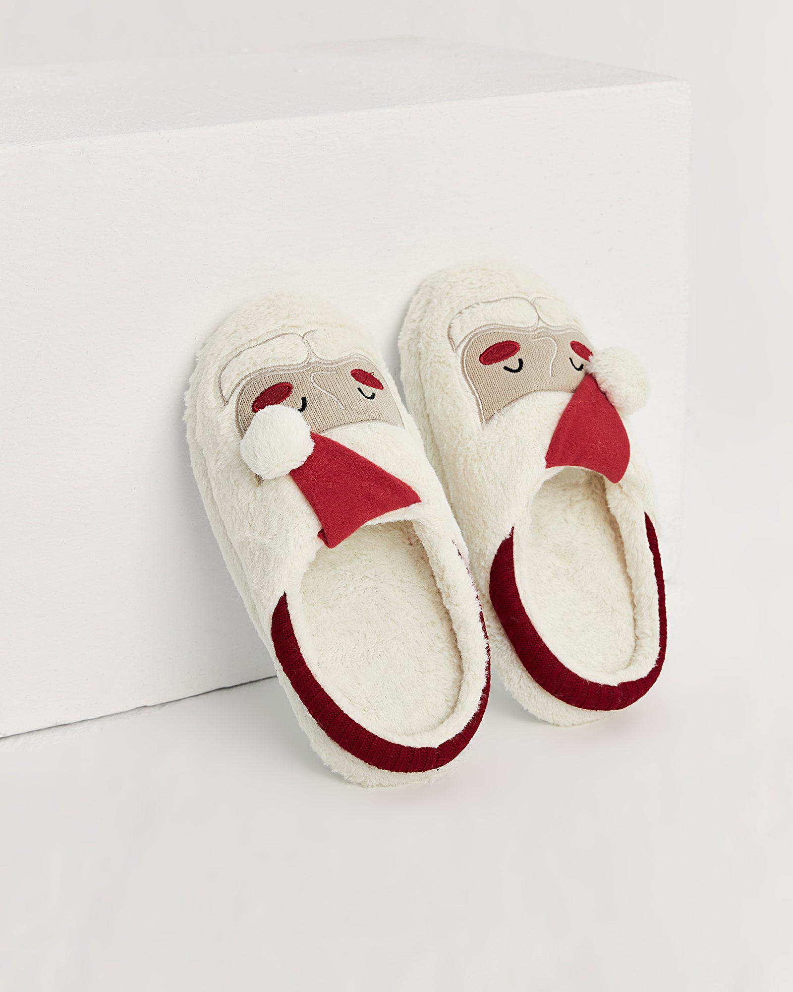 kadın ev terliği,kadın ev içi terlik,bayan ev terliği,kadın kışlık terlik,kadın yazlık terlik,evde giyilen kadın terlikleri,kadın konforlu terlik,rahat kadın ev terliği,kaymaz taban kadın terlik,kapalı kadın ev terliği