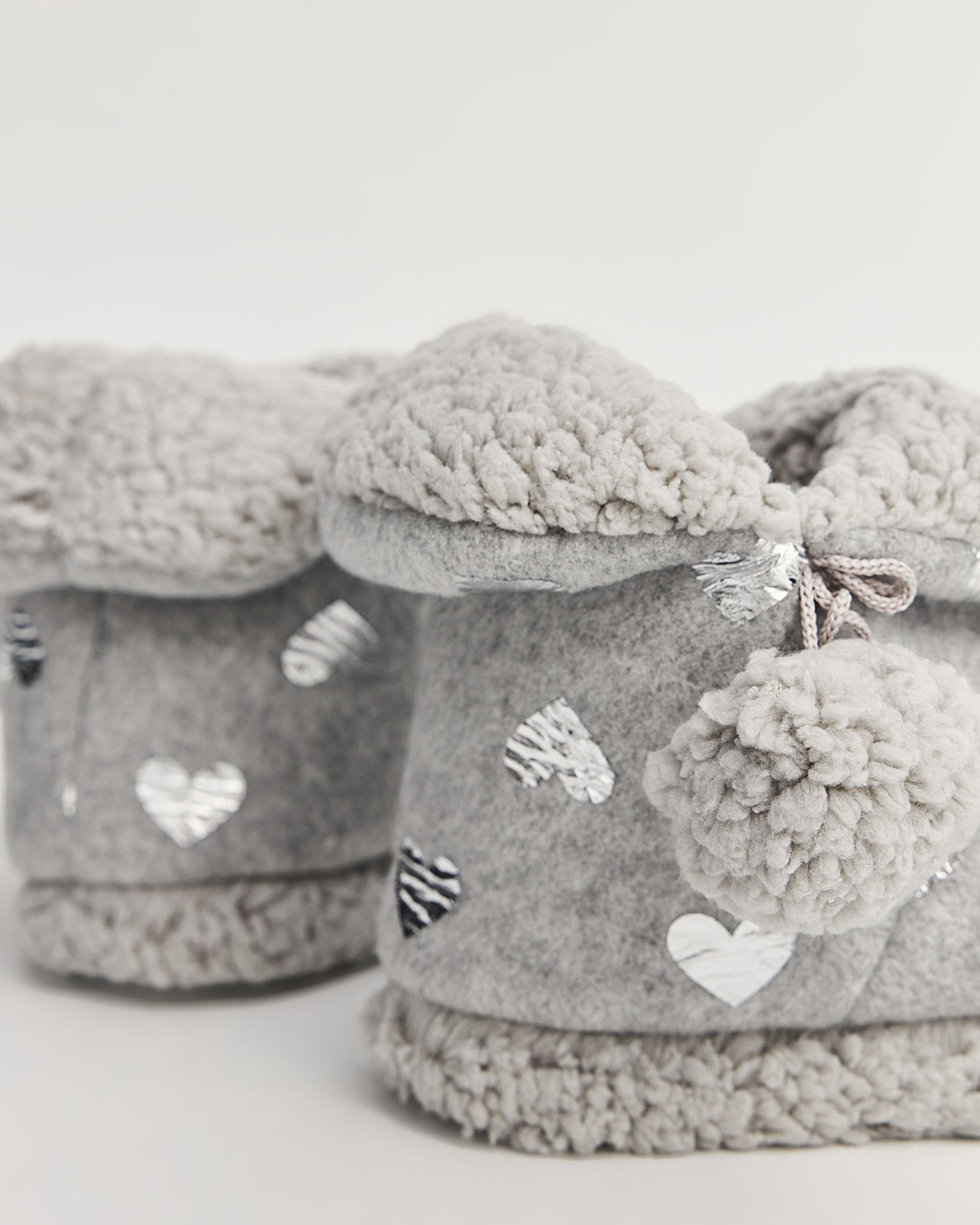 kadın panduf,kadın ev içi panduf,bayan panduf,kadın kışlık panduf,ev için kadın panduf,kadın panduf modelleri,yumuşak kadın panduf,sıcak tutan kadın panduf,kadın ev pandufu,peluş kadın panduf