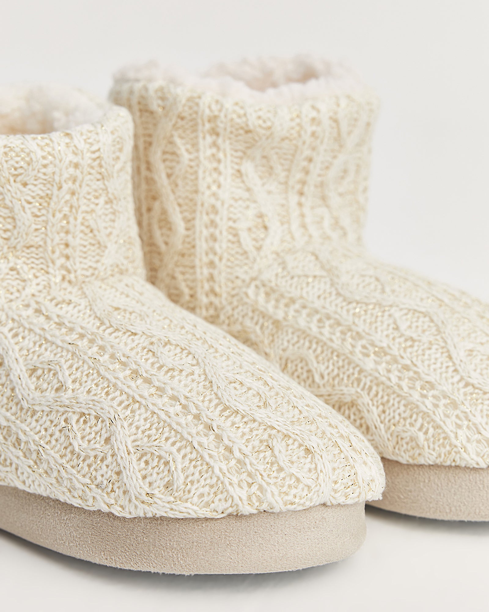 kadın panduf,kadın ev içi panduf,bayan panduf,kadın kışlık panduf,ev için kadın panduf,kadın panduf modelleri,yumuşak kadın panduf,sıcak tutan kadın panduf,kadın ev pandufu,peluş kadın panduf