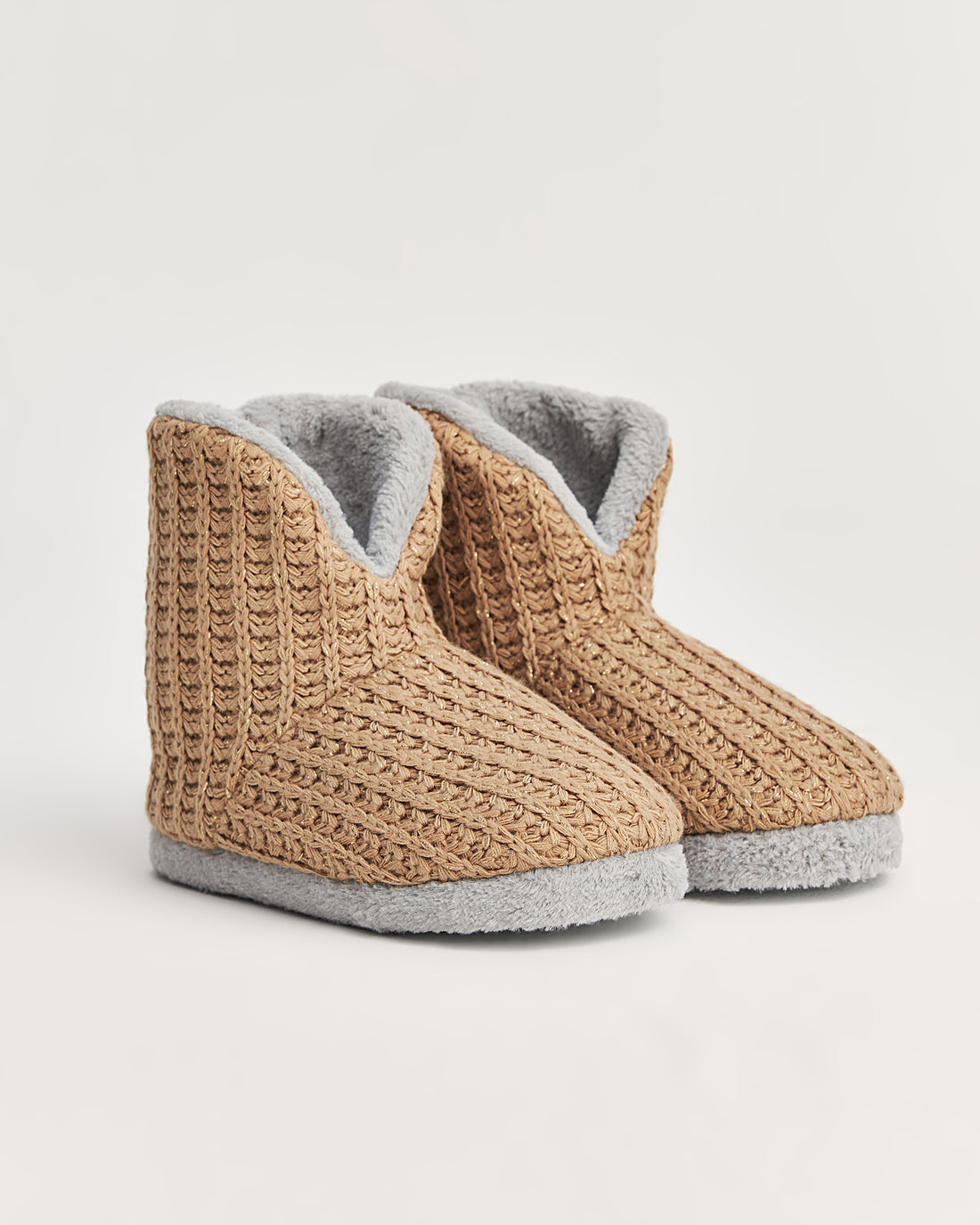 kadın panduf,kadın ev içi panduf,bayan panduf,kadın kışlık panduf,ev için kadın panduf,kadın panduf modelleri,yumuşak kadın panduf,sıcak tutan kadın panduf,kadın ev pandufu,peluş kadın panduf