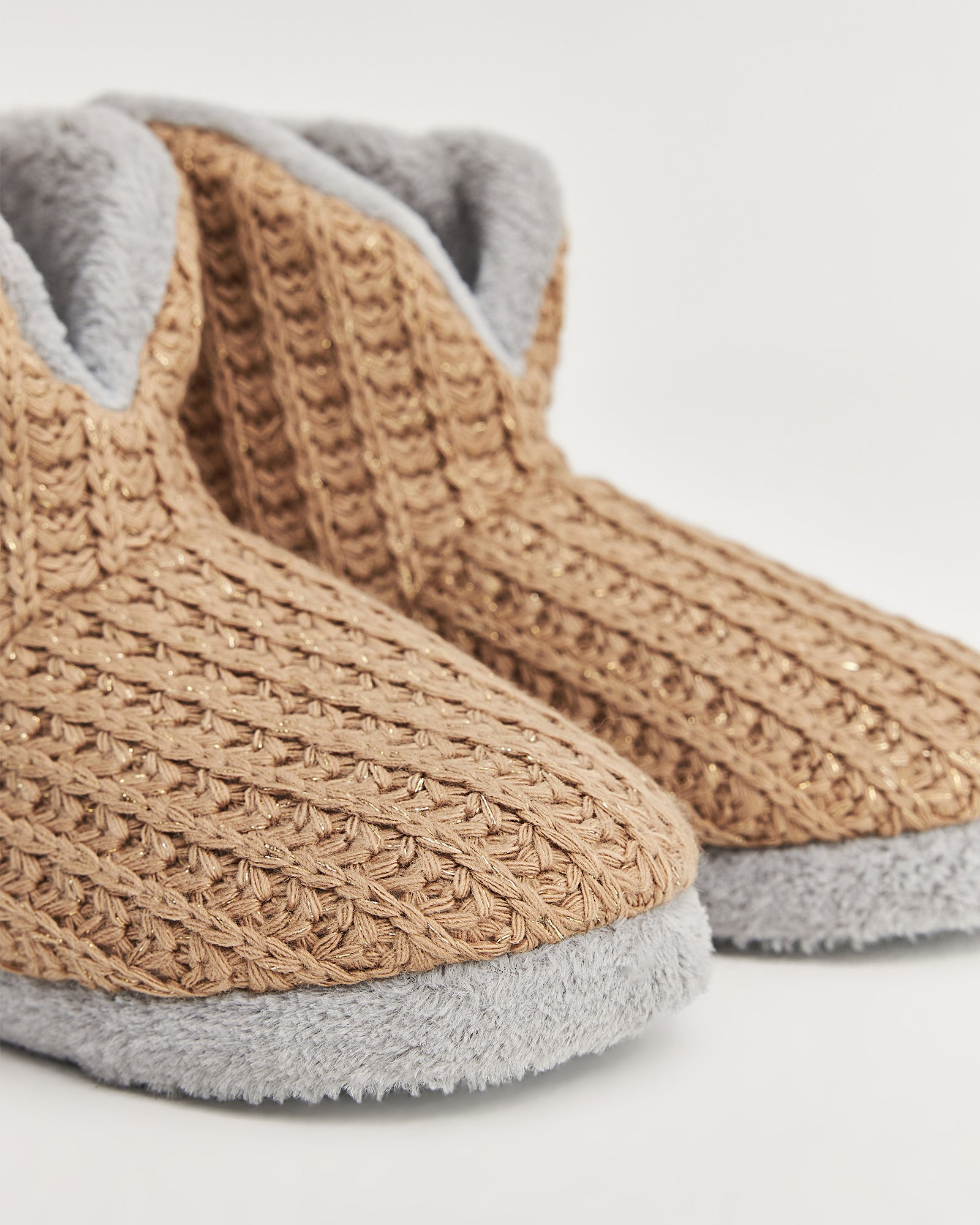 kadın panduf,kadın ev içi panduf,bayan panduf,kadın kışlık panduf,ev için kadın panduf,kadın panduf modelleri,yumuşak kadın panduf,sıcak tutan kadın panduf,kadın ev pandufu,peluş kadın panduf