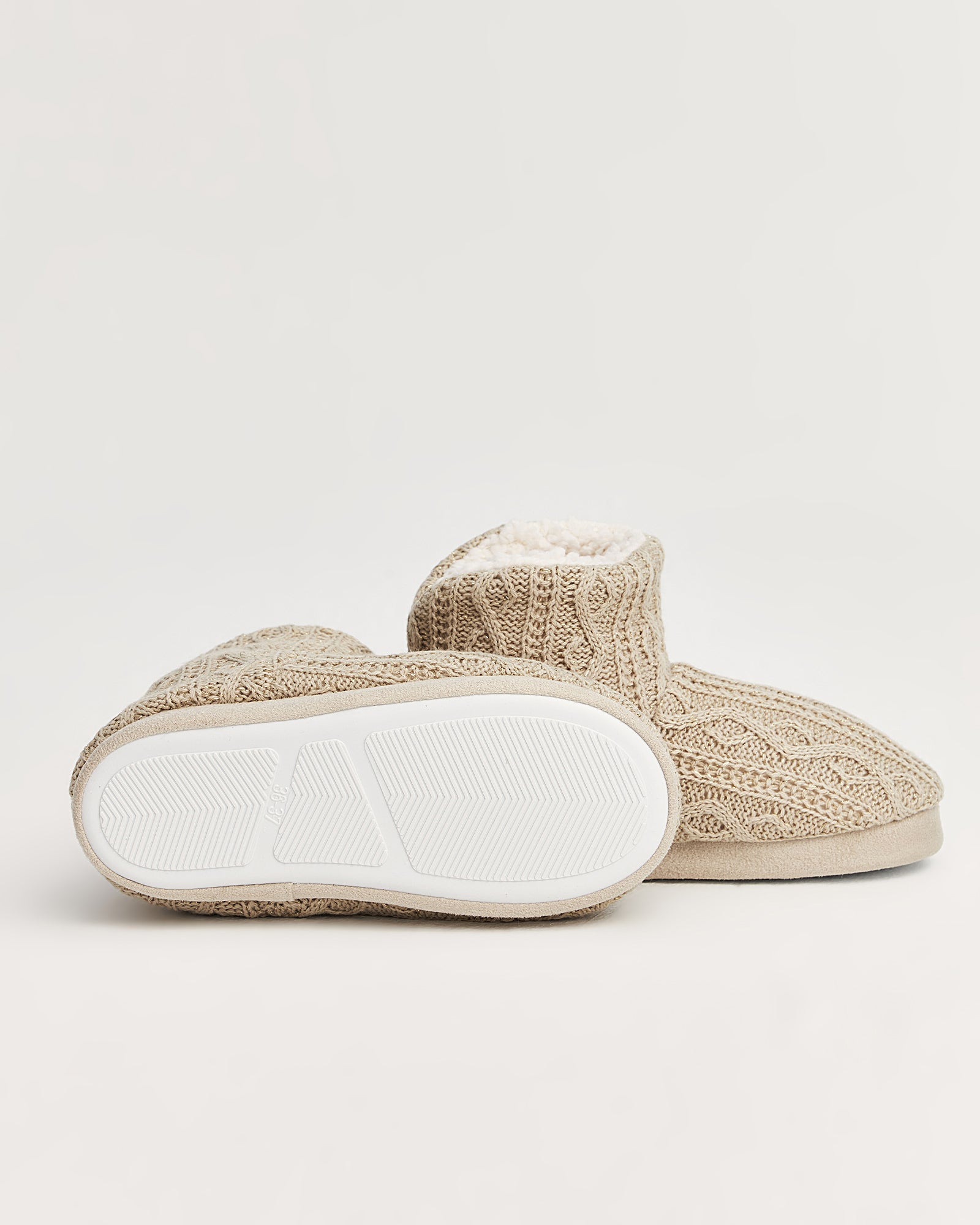 kadın panduf,kadın ev içi panduf,bayan panduf,kadın kışlık panduf,ev için kadın panduf,kadın panduf modelleri,yumuşak kadın panduf,sıcak tutan kadın panduf,kadın ev pandufu,peluş kadın panduf