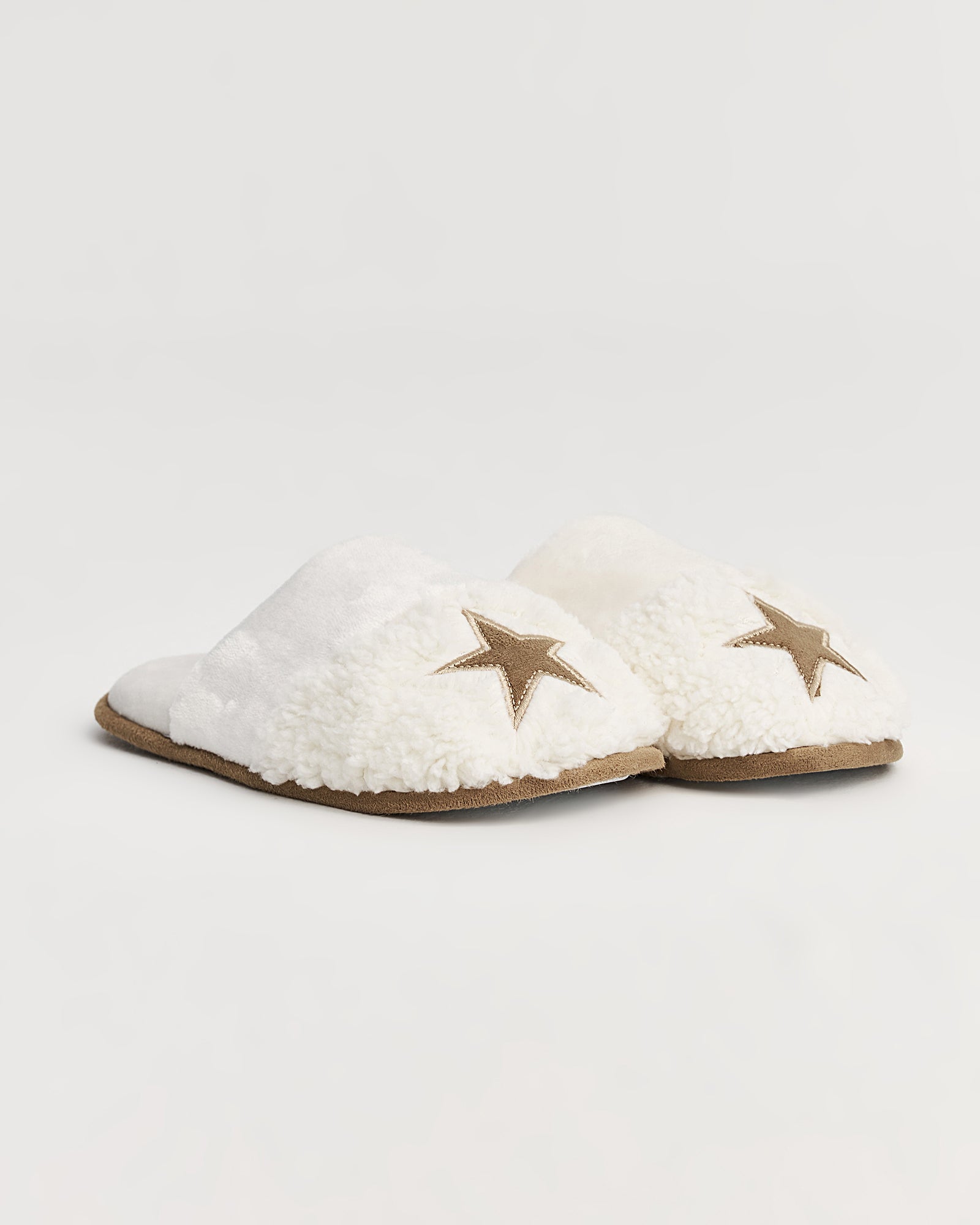 kadın ev terliği,kadın ev içi terlik,bayan ev terliği,kadın kışlık terlik,kadın yazlık terlik,evde giyilen kadın terlikleri,kadın konforlu terlik,rahat kadın ev terliği,kaymaz taban kadın terlik,kapalı kadın ev terliği