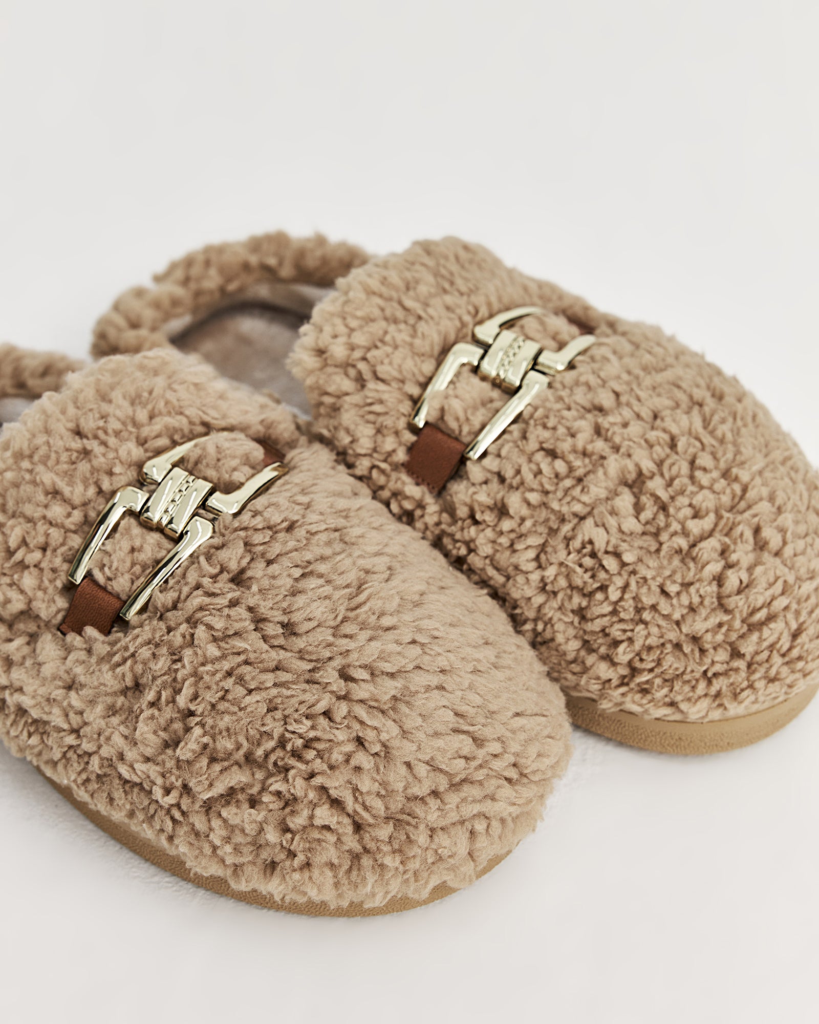 kadın ev terliği,kadın ev içi terlik,bayan ev terliği,kadın kışlık terlik,kadın yazlık terlik,evde giyilen kadın terlikleri,kadın konforlu terlik,rahat kadın ev terliği,kaymaz taban kadın terlik,kapalı kadın ev terliği