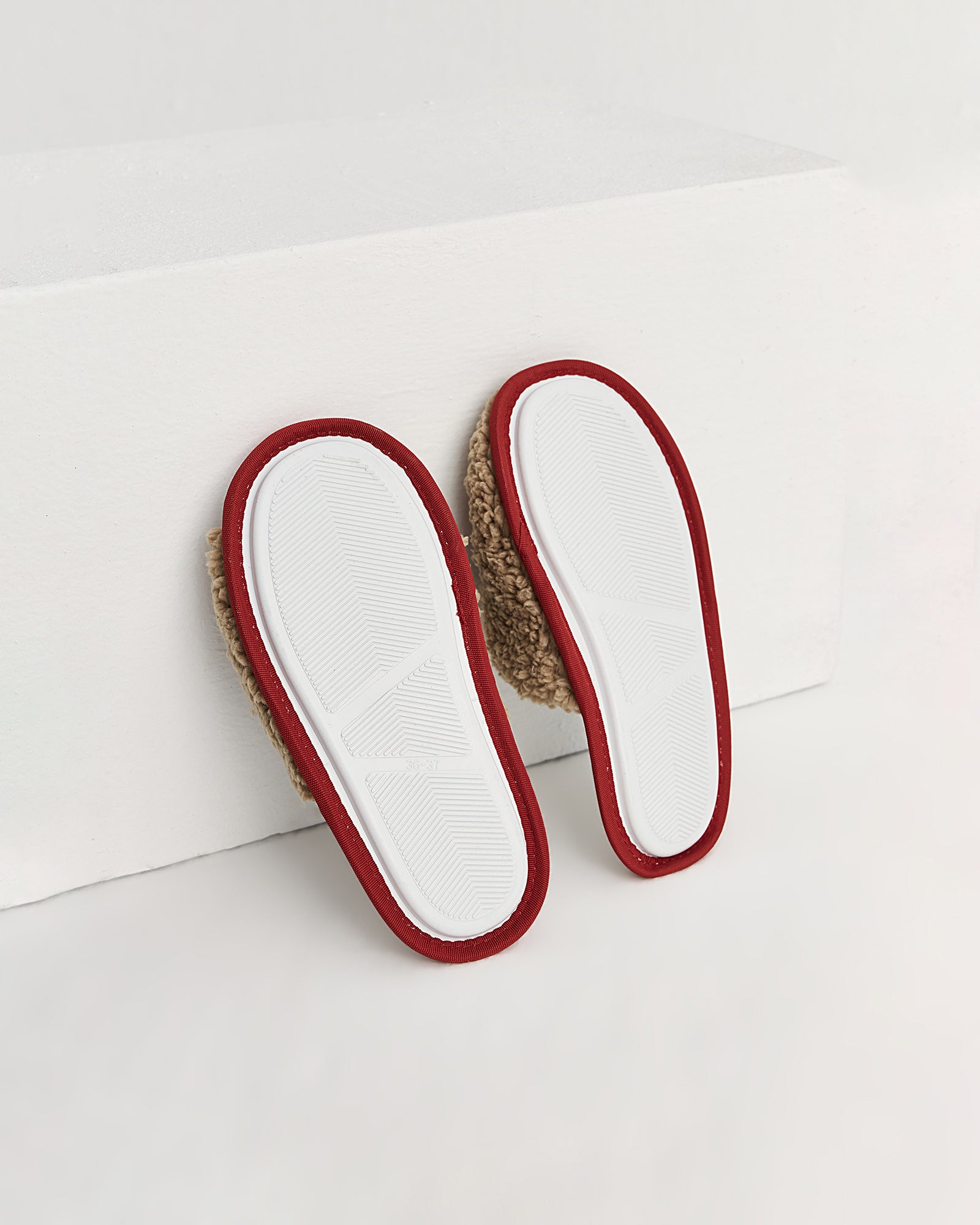 kadın ev terliği,kadın ev içi terlik,bayan ev terliği,kadın kışlık terlik,kadın yazlık terlik,evde giyilen kadın terlikleri,kadın konforlu terlik,rahat kadın ev terliği,kaymaz taban kadın terlik,kapalı kadın ev terliği