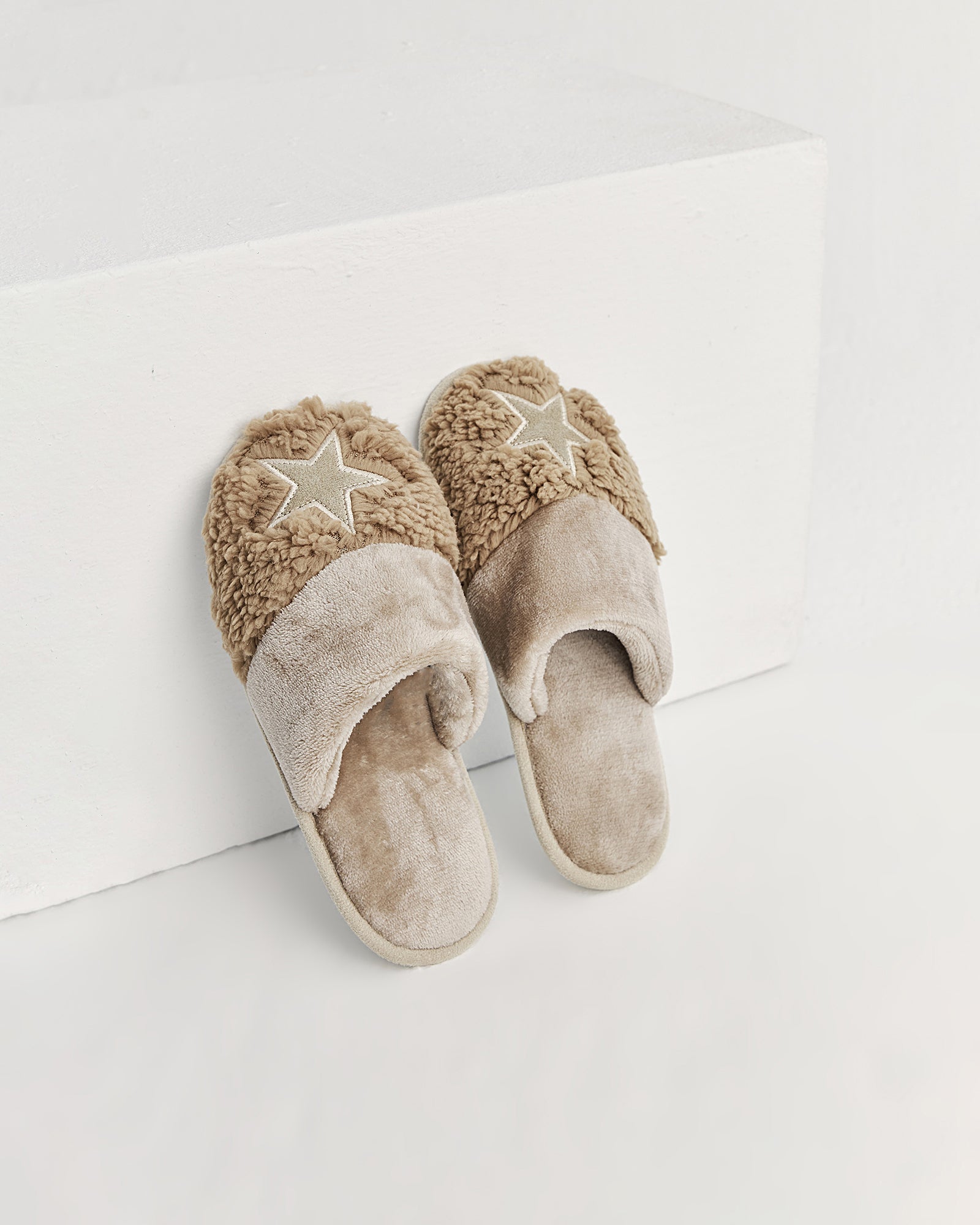 kadın ev terliği,kadın ev içi terlik,bayan ev terliği,kadın kışlık terlik,kadın yazlık terlik,evde giyilen kadın terlikleri,kadın konforlu terlik,rahat kadın ev terliği,kaymaz taban kadın terlik,kapalı kadın ev terliği