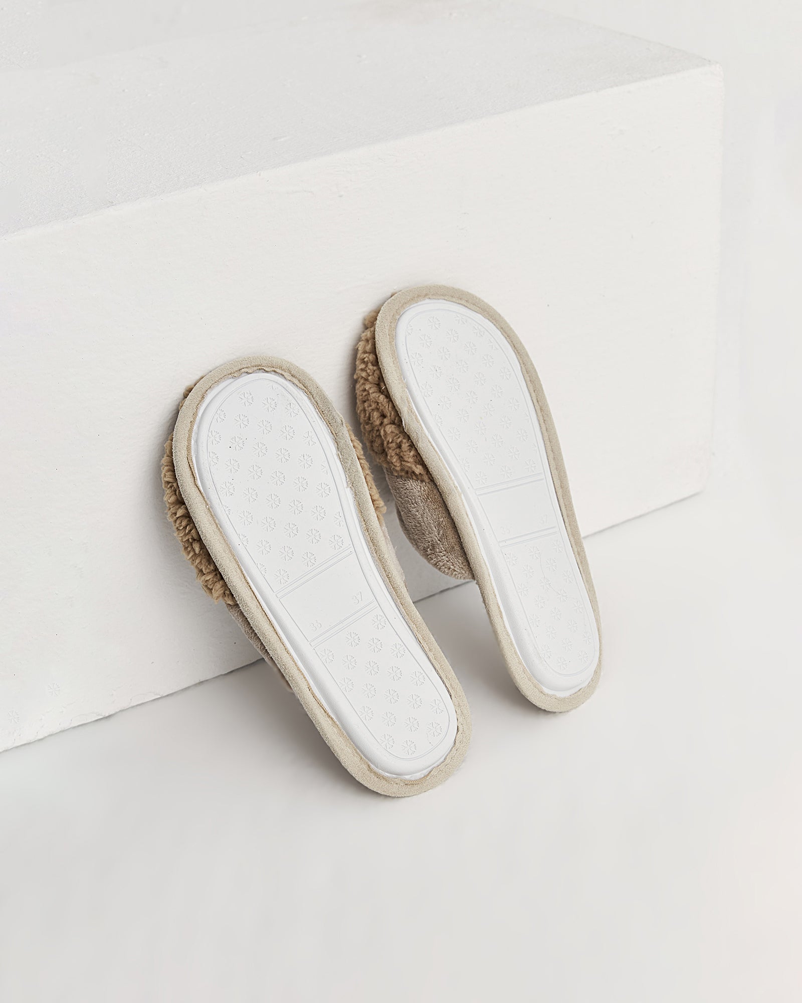 kadın ev terliği,kadın ev içi terlik,bayan ev terliği,kadın kışlık terlik,kadın yazlık terlik,evde giyilen kadın terlikleri,kadın konforlu terlik,rahat kadın ev terliği,kaymaz taban kadın terlik,kapalı kadın ev terliği