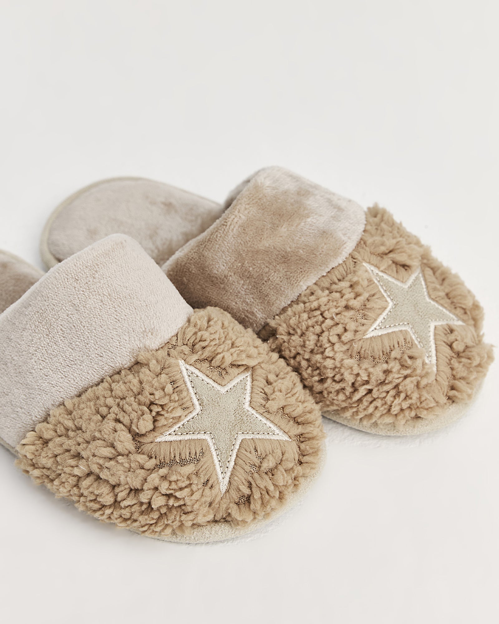 kadın ev terliği,kadın ev içi terlik,bayan ev terliği,kadın kışlık terlik,kadın yazlık terlik,evde giyilen kadın terlikleri,kadın konforlu terlik,rahat kadın ev terliği,kaymaz taban kadın terlik,kapalı kadın ev terliği