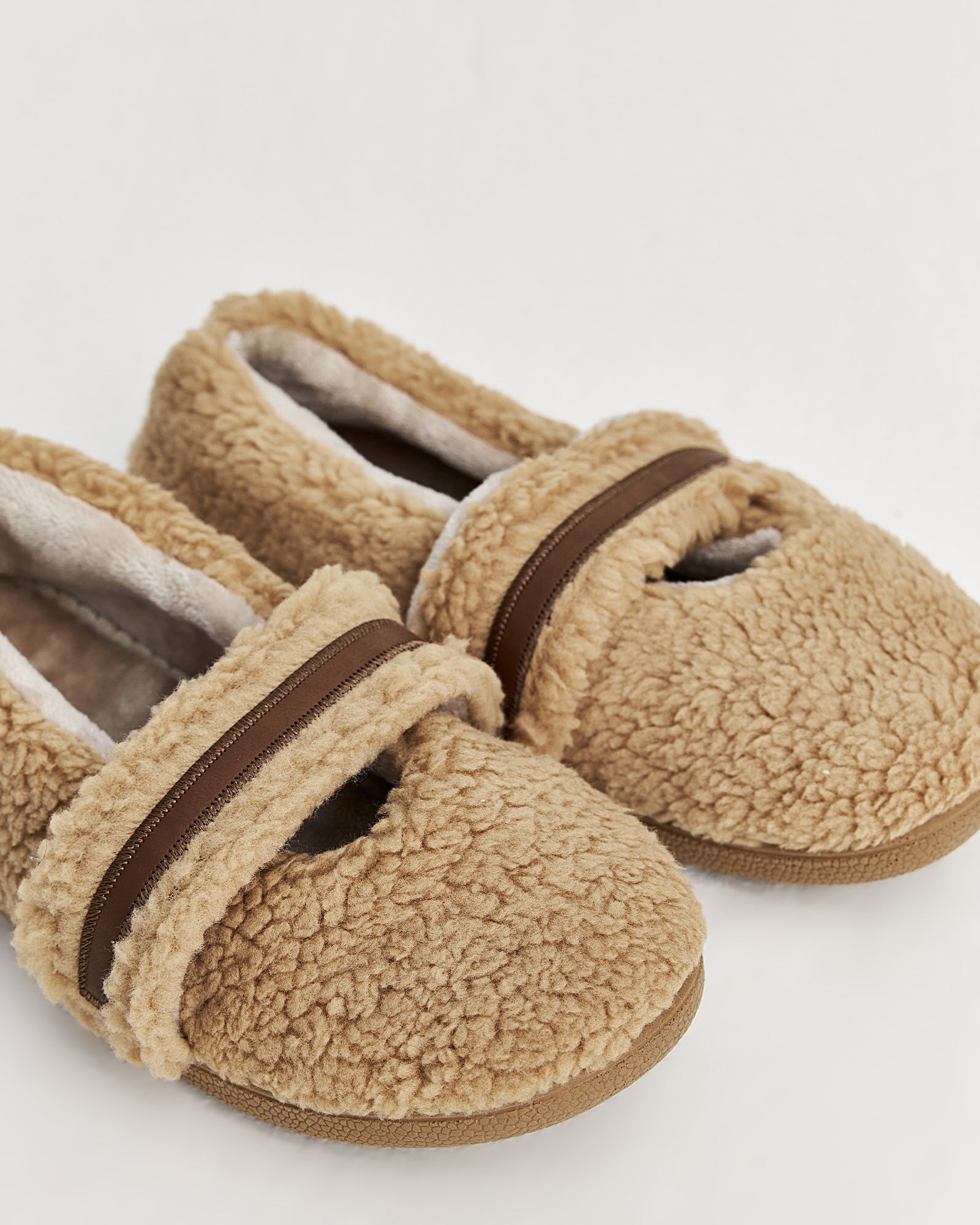 kadın ev içi ayakkabı,bayan ev içi ayakkabı,kadın ev ayakkabısı,kadın iç mekan ayakkabısı,kadın ev ayakkabı modelleri,rahat kadın ev içi ayakkabı,ortopedik ev içi ayakkabı kadın,yumuşak tabanlı kadın ev ayakkabısı,kapalı kadın ev içi ayakkabı,kadın ev ayakkabısı kışlık