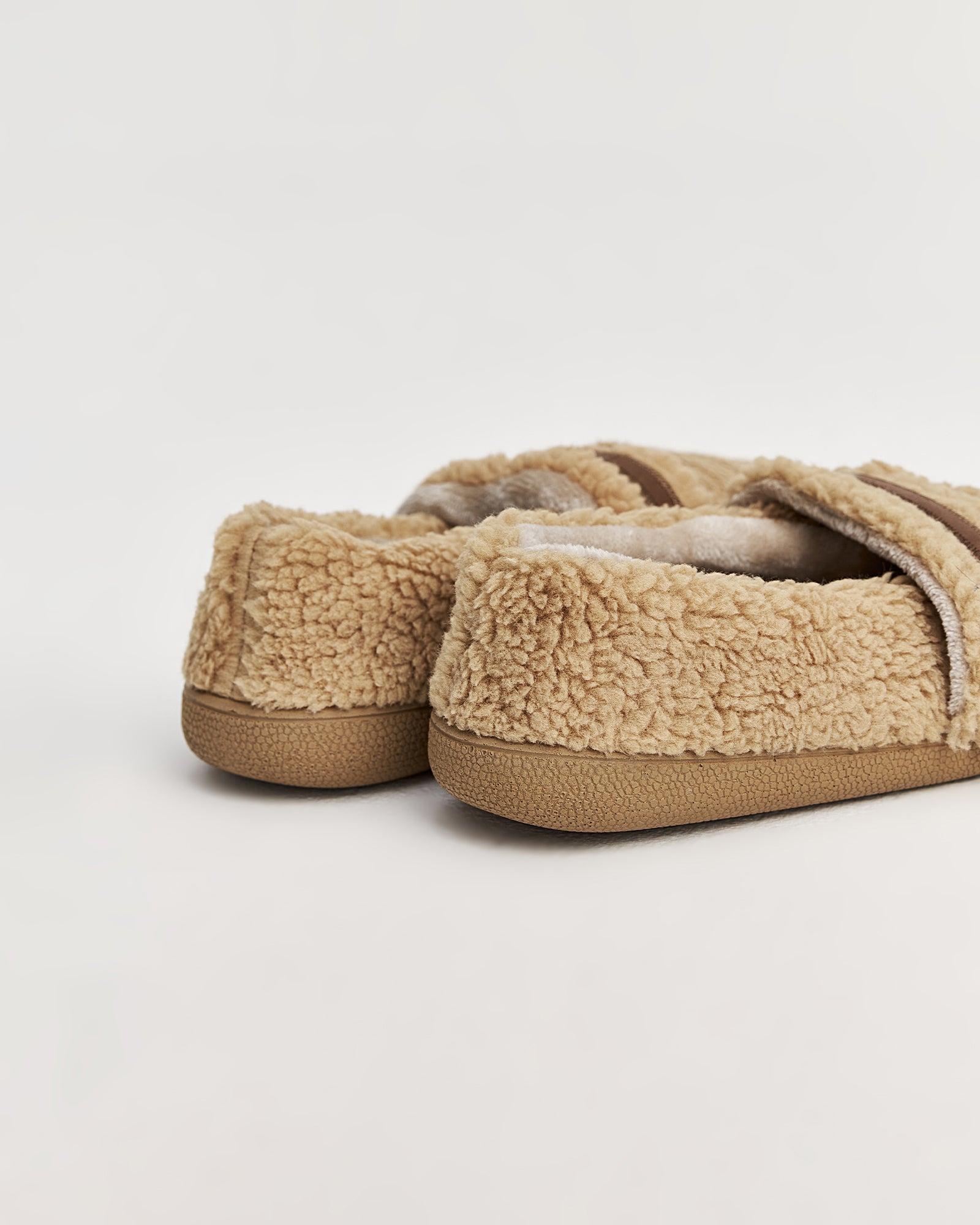 kadın ev içi ayakkabı,bayan ev içi ayakkabı,kadın ev ayakkabısı,kadın iç mekan ayakkabısı,kadın ev ayakkabı modelleri,rahat kadın ev içi ayakkabı,ortopedik ev içi ayakkabı kadın,yumuşak tabanlı kadın ev ayakkabısı,kapalı kadın ev içi ayakkabı,kadın ev ayakkabısı kışlık