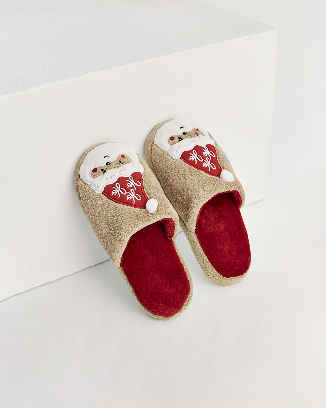 kadın ev terliği,kadın ev içi terlik,bayan ev terliği,kadın kışlık terlik,kadın yazlık terlik,evde giyilen kadın terlikleri,kadın konforlu terlik,rahat kadın ev terliği,kaymaz taban kadın terlik,kapalı kadın ev terliği