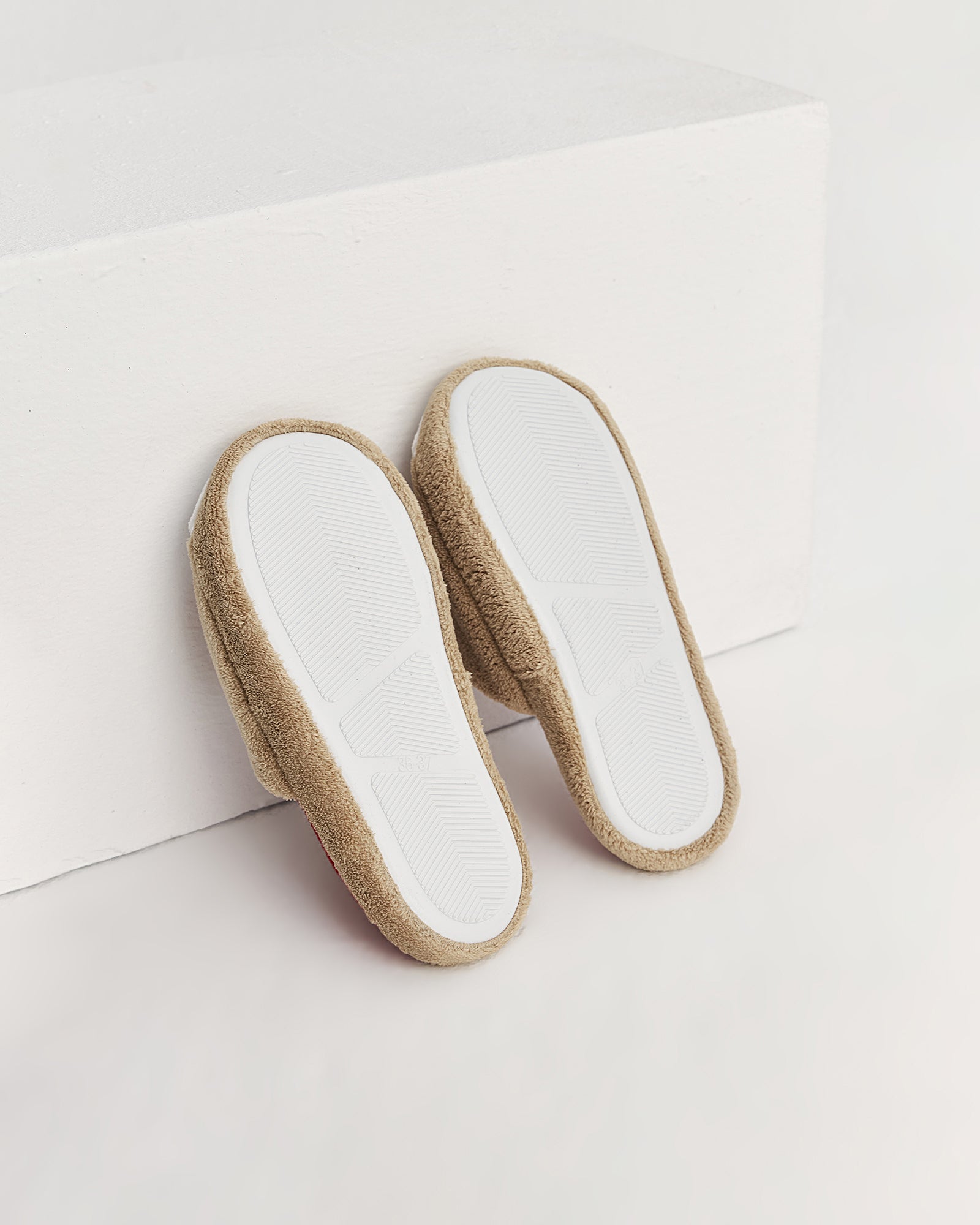 kadın ev terliği,kadın ev içi terlik,bayan ev terliği,kadın kışlık terlik,kadın yazlık terlik,evde giyilen kadın terlikleri,kadın konforlu terlik,rahat kadın ev terliği,kaymaz taban kadın terlik,kapalı kadın ev terliği