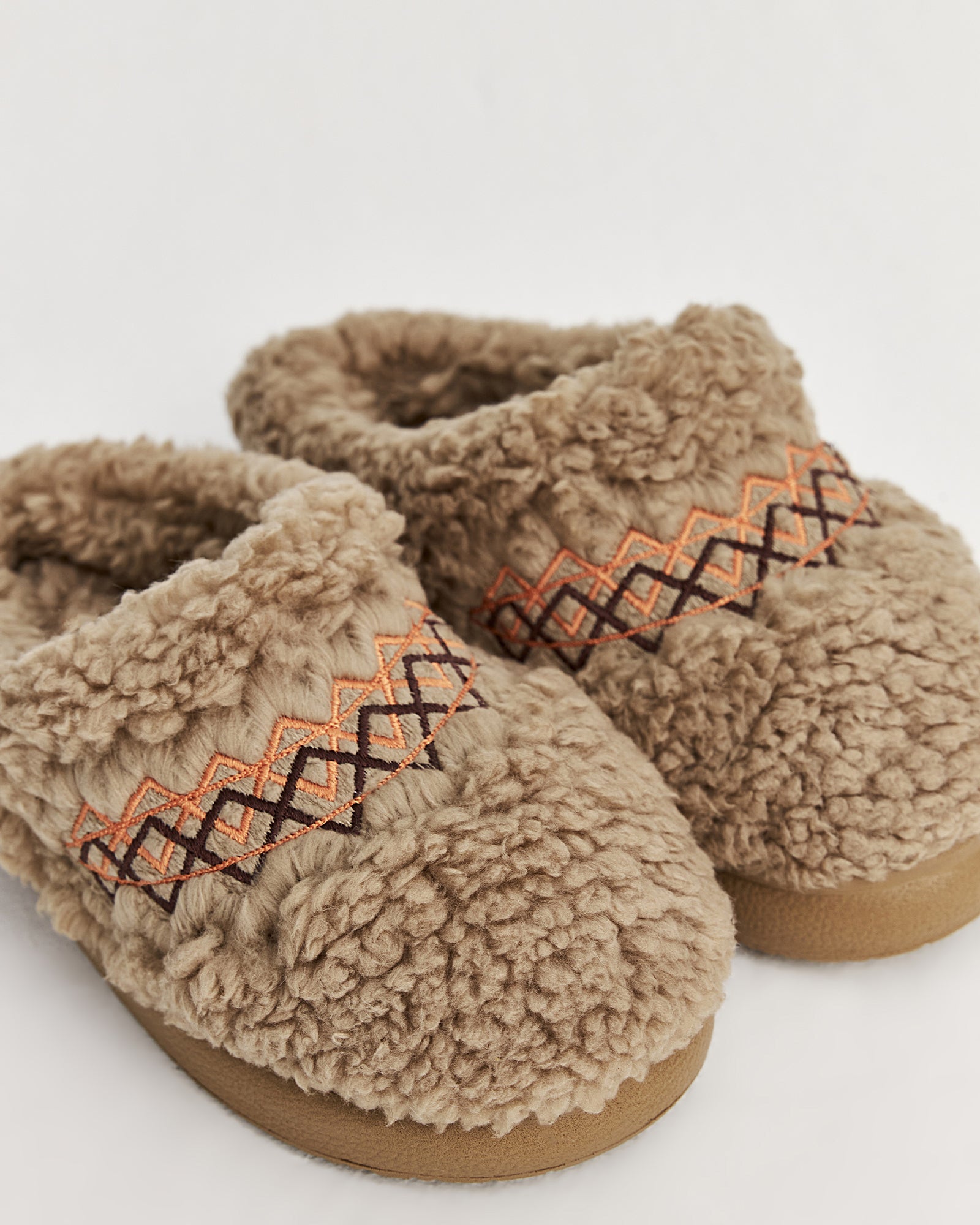 kadın ev terliği,kadın ev içi terlik,bayan ev terliği,kadın kışlık terlik,kadın yazlık terlik,evde giyilen kadın terlikleri,kadın konforlu terlik,rahat kadın ev terliği,kaymaz taban kadın terlik,kapalı kadın ev terliği