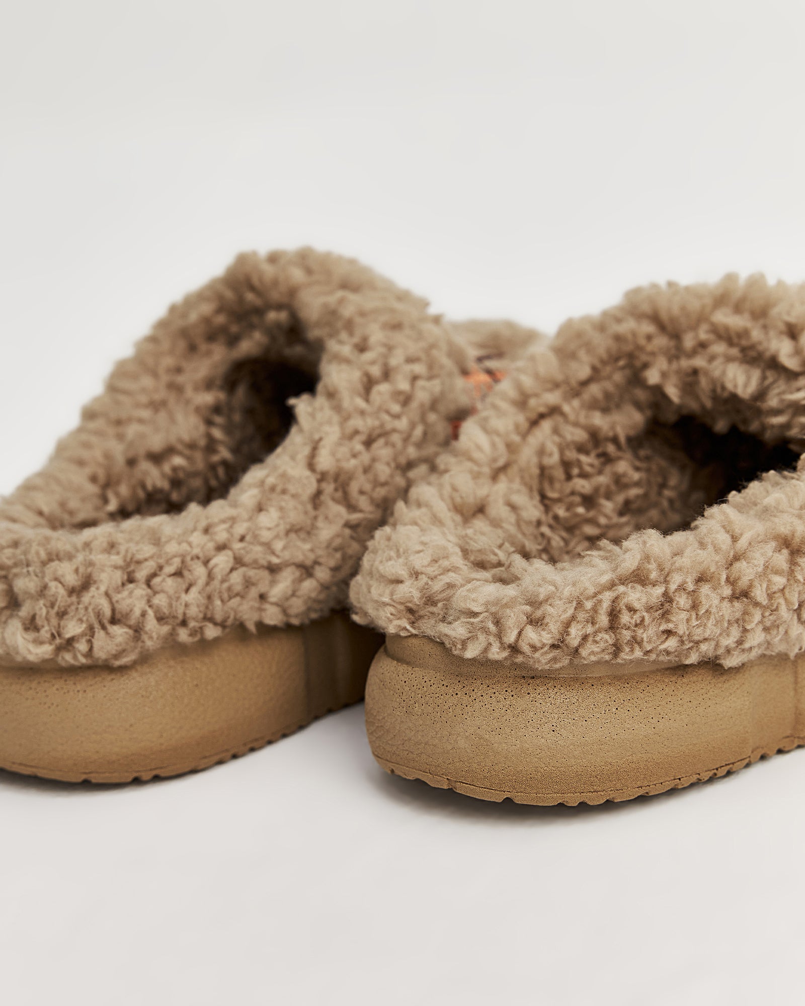 kadın ev terliği,kadın ev içi terlik,bayan ev terliği,kadın kışlık terlik,kadın yazlık terlik,evde giyilen kadın terlikleri,kadın konforlu terlik,rahat kadın ev terliği,kaymaz taban kadın terlik,kapalı kadın ev terliği