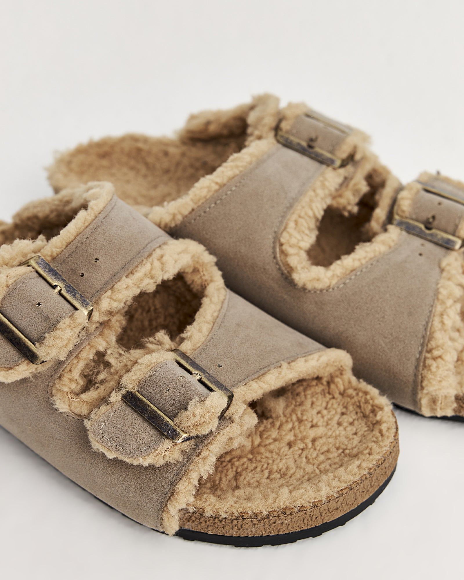 kadın ev terliği,kadın ev içi terlik,bayan ev terliği,kadın kışlık terlik,kadın yazlık terlik,evde giyilen kadın terlikleri,kadın konforlu terlik,rahat kadın ev terliği,kaymaz taban kadın terlik,kapalı kadın ev terliği