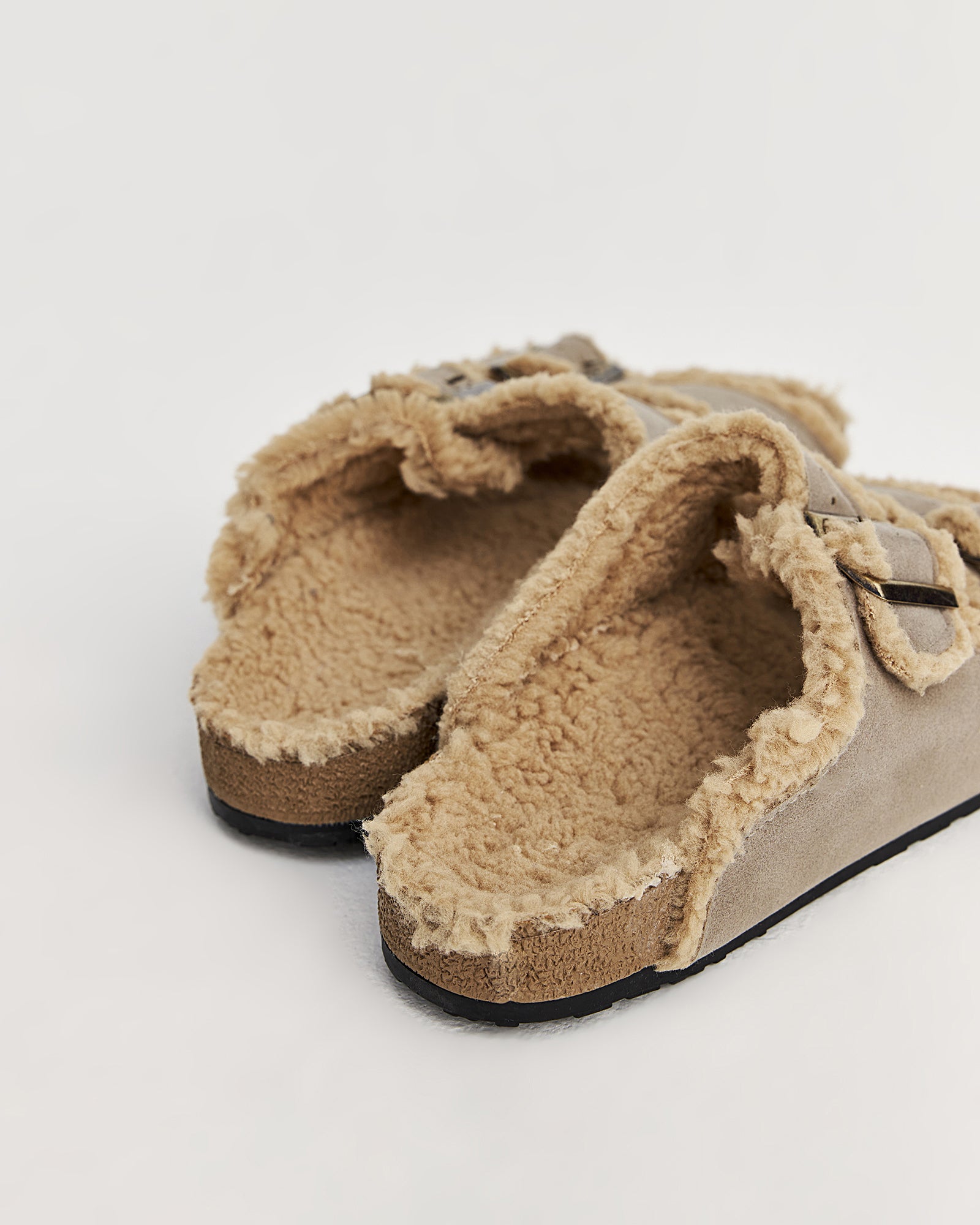 kadın ev terliği,kadın ev içi terlik,bayan ev terliği,kadın kışlık terlik,kadın yazlık terlik,evde giyilen kadın terlikleri,kadın konforlu terlik,rahat kadın ev terliği,kaymaz taban kadın terlik,kapalı kadın ev terliği