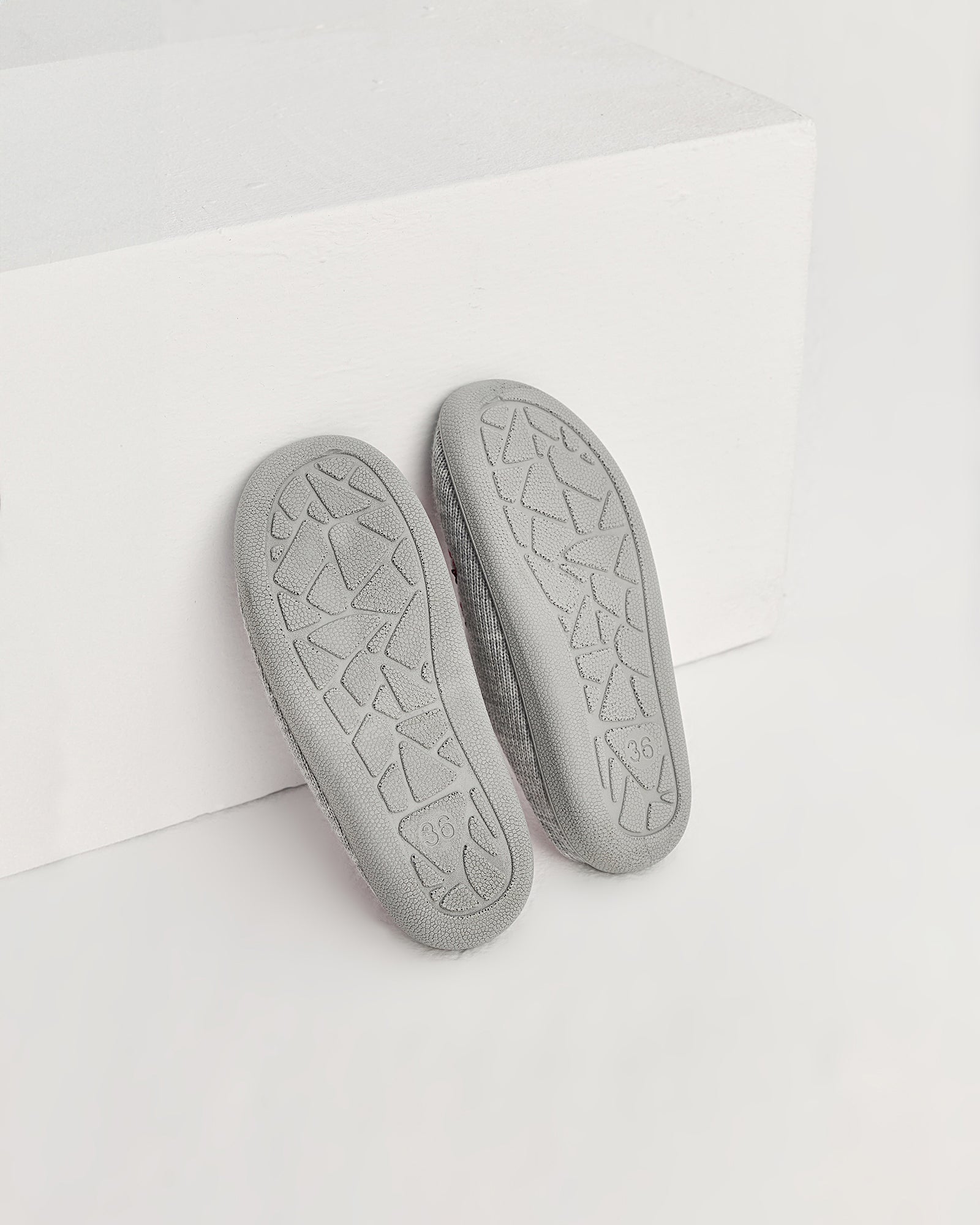 kadın ev terliği,kadın ev içi terlik,bayan ev terliği,kadın kışlık terlik,kadın yazlık terlik,evde giyilen kadın terlikleri,kadın konforlu terlik,rahat kadın ev terliği,kaymaz taban kadın terlik,kapalı kadın ev terliği