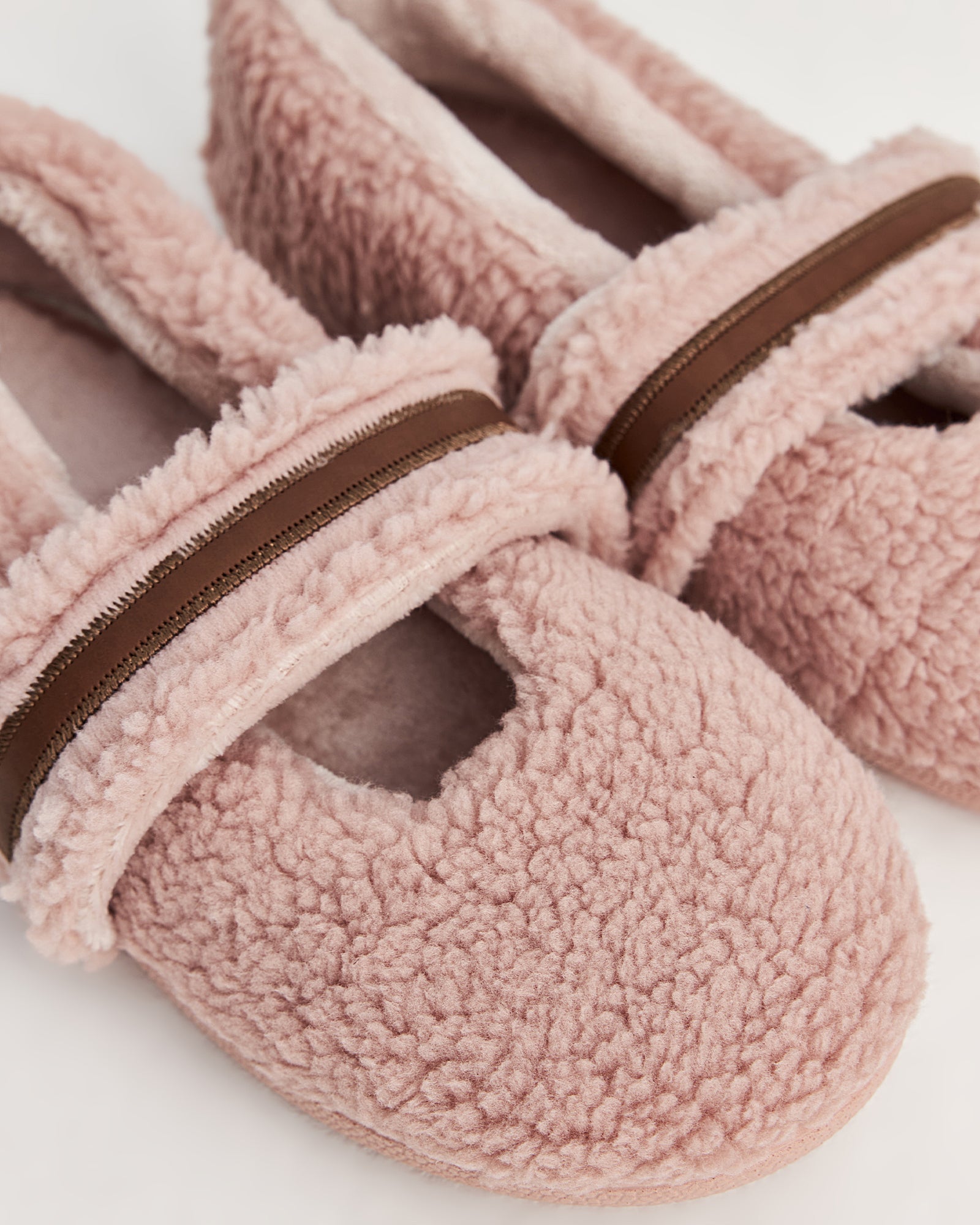 kadın ev içi ayakkabı,bayan ev içi ayakkabı,kadın ev ayakkabısı,kadın iç mekan ayakkabısı,kadın ev ayakkabı modelleri,rahat kadın ev içi ayakkabı,ortopedik ev içi ayakkabı kadın,yumuşak tabanlı kadın ev ayakkabısı,kapalı kadın ev içi ayakkabı,kadın ev ayakkabısı kışlık