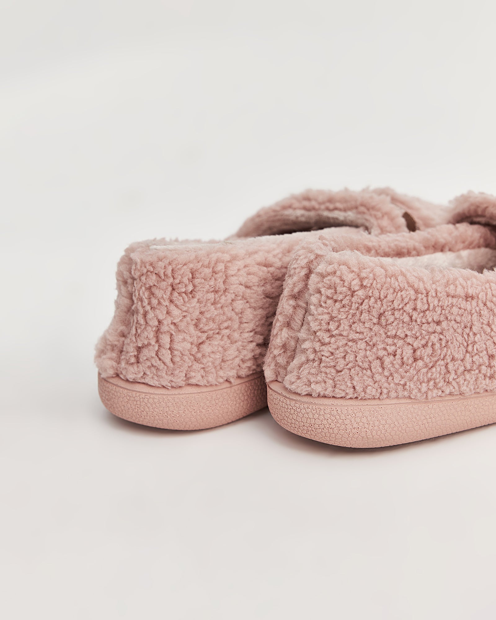 kadın ev içi ayakkabı,bayan ev içi ayakkabı,kadın ev ayakkabısı,kadın iç mekan ayakkabısı,kadın ev ayakkabı modelleri,rahat kadın ev içi ayakkabı,ortopedik ev içi ayakkabı kadın,yumuşak tabanlı kadın ev ayakkabısı,kapalı kadın ev içi ayakkabı,kadın ev ayakkabısı kışlık