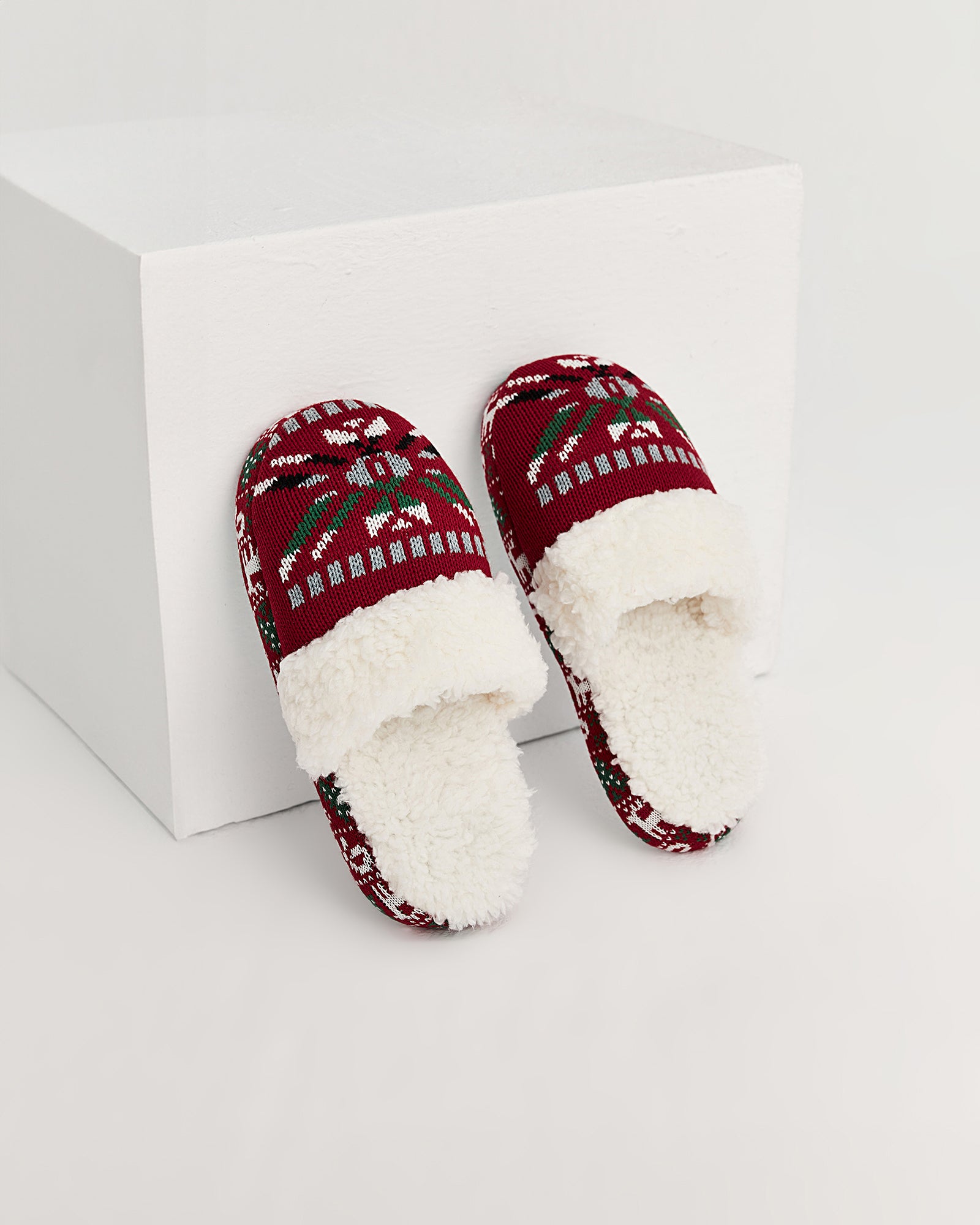 kadın ev terliği,kadın ev içi terlik,bayan ev terliği,kadın kışlık terlik,kadın yazlık terlik,evde giyilen kadın terlikleri,kadın konforlu terlik,rahat kadın ev terliği,kaymaz taban kadın terlik,kapalı kadın ev terliği