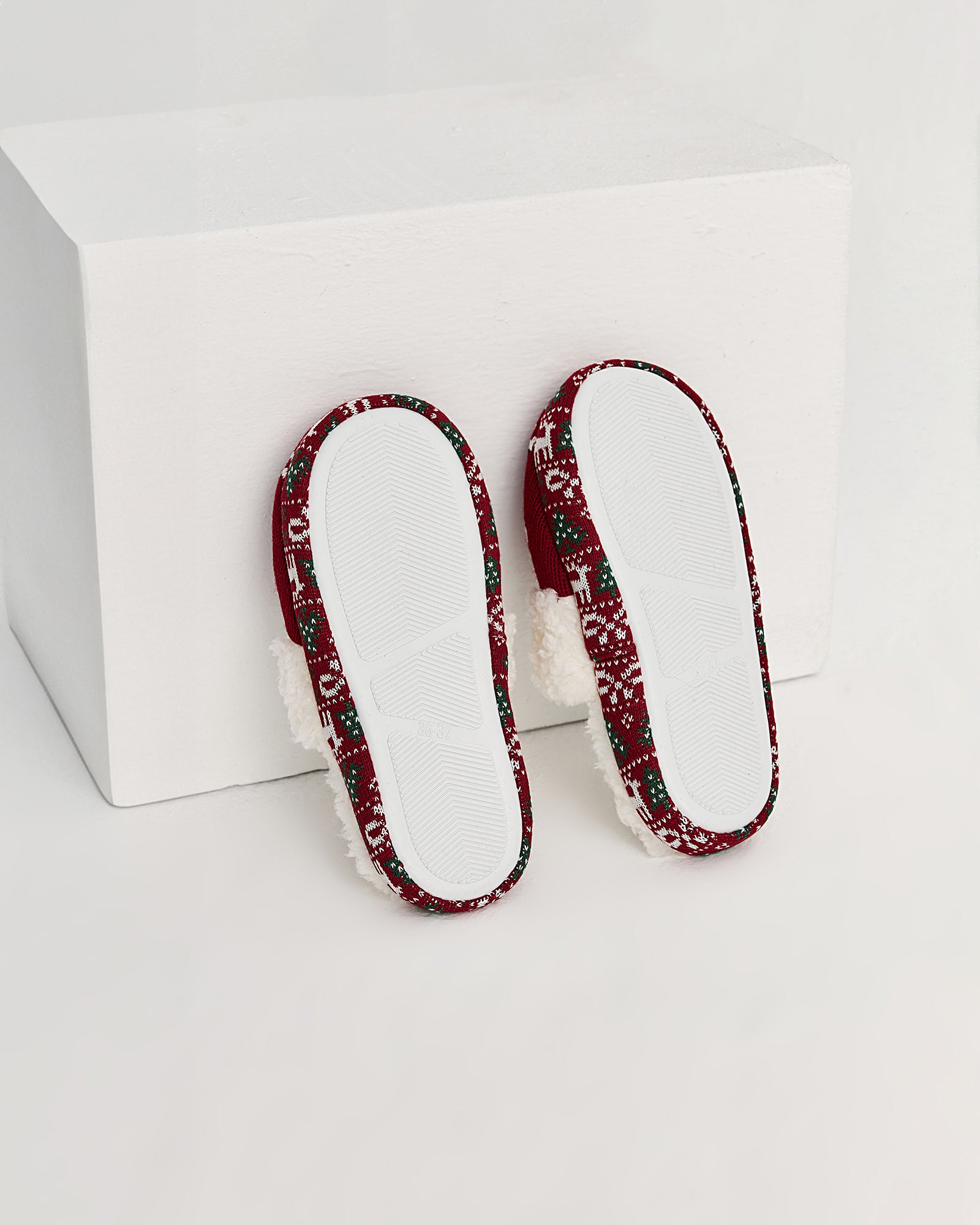 kadın ev terliği,kadın ev içi terlik,bayan ev terliği,kadın kışlık terlik,kadın yazlık terlik,evde giyilen kadın terlikleri,kadın konforlu terlik,rahat kadın ev terliği,kaymaz taban kadın terlik,kapalı kadın ev terliği