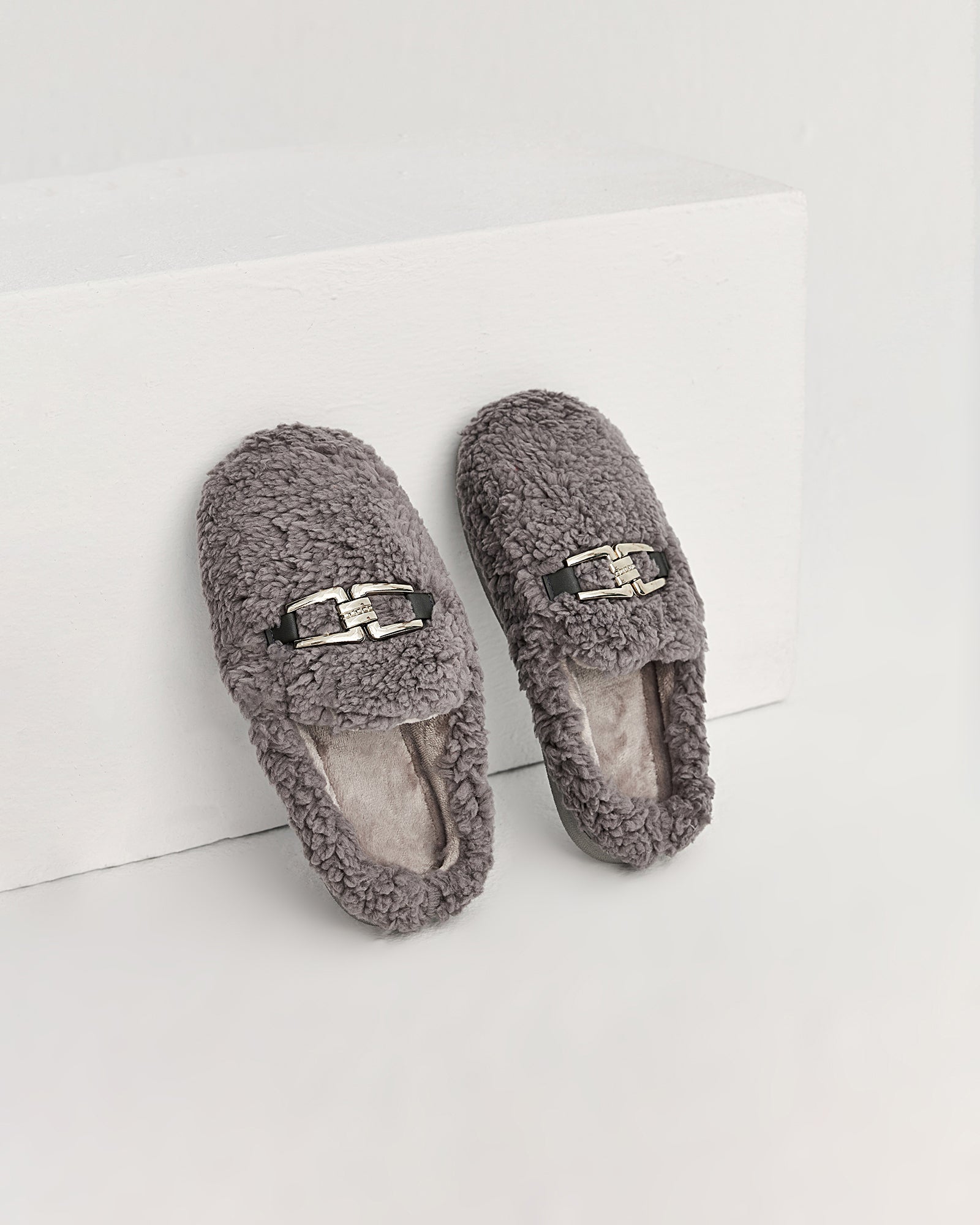 kadın ev terliği,kadın ev içi terlik,bayan ev terliği,kadın kışlık terlik,kadın yazlık terlik,evde giyilen kadın terlikleri,kadın konforlu terlik,rahat kadın ev terliği,kaymaz taban kadın terlik,kapalı kadın ev terliği