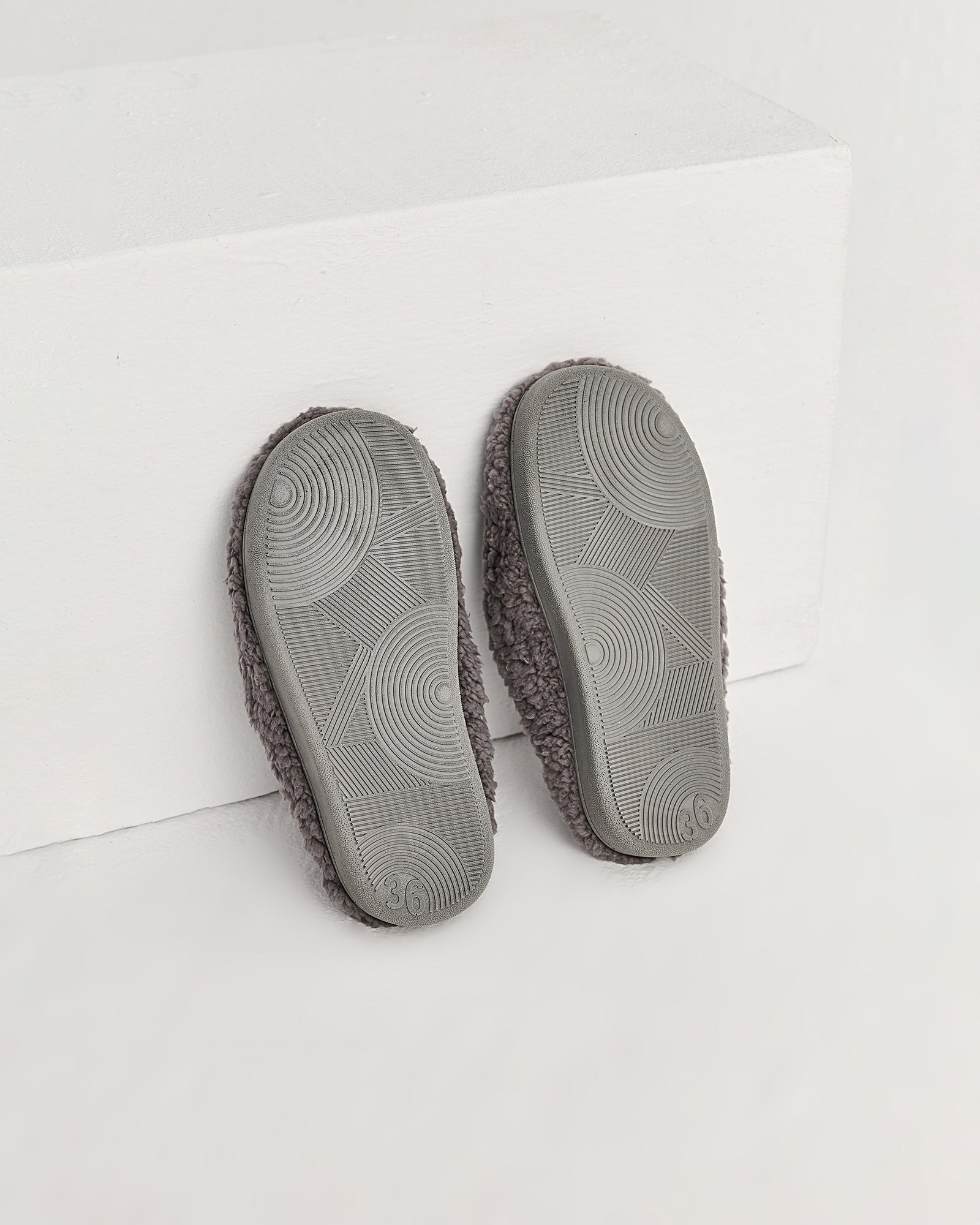 kadın ev terliği,kadın ev içi terlik,bayan ev terliği,kadın kışlık terlik,kadın yazlık terlik,evde giyilen kadın terlikleri,kadın konforlu terlik,rahat kadın ev terliği,kaymaz taban kadın terlik,kapalı kadın ev terliği