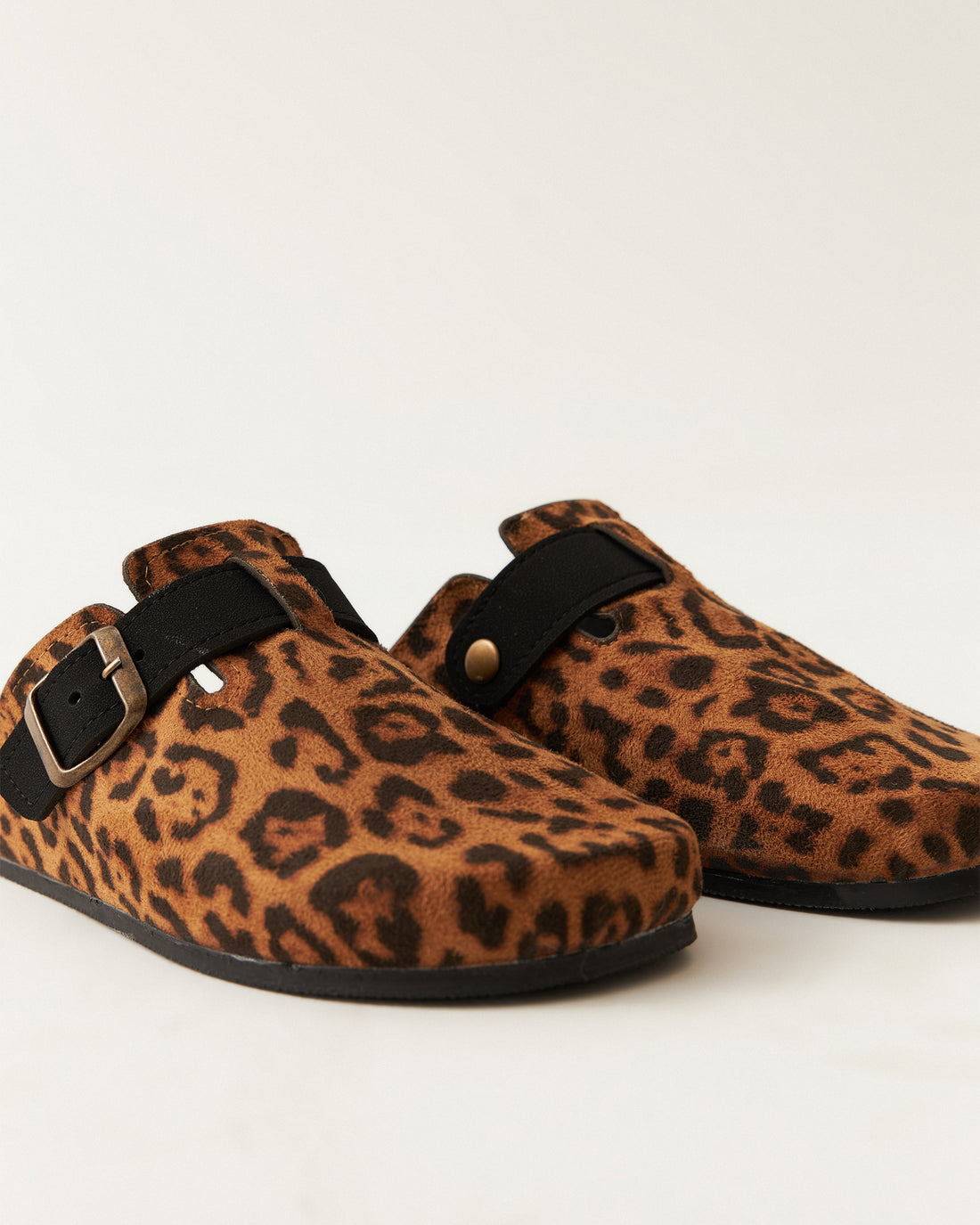 Kadın Tokalı Leopar Desenli Önü Kapalı Ev Terliği