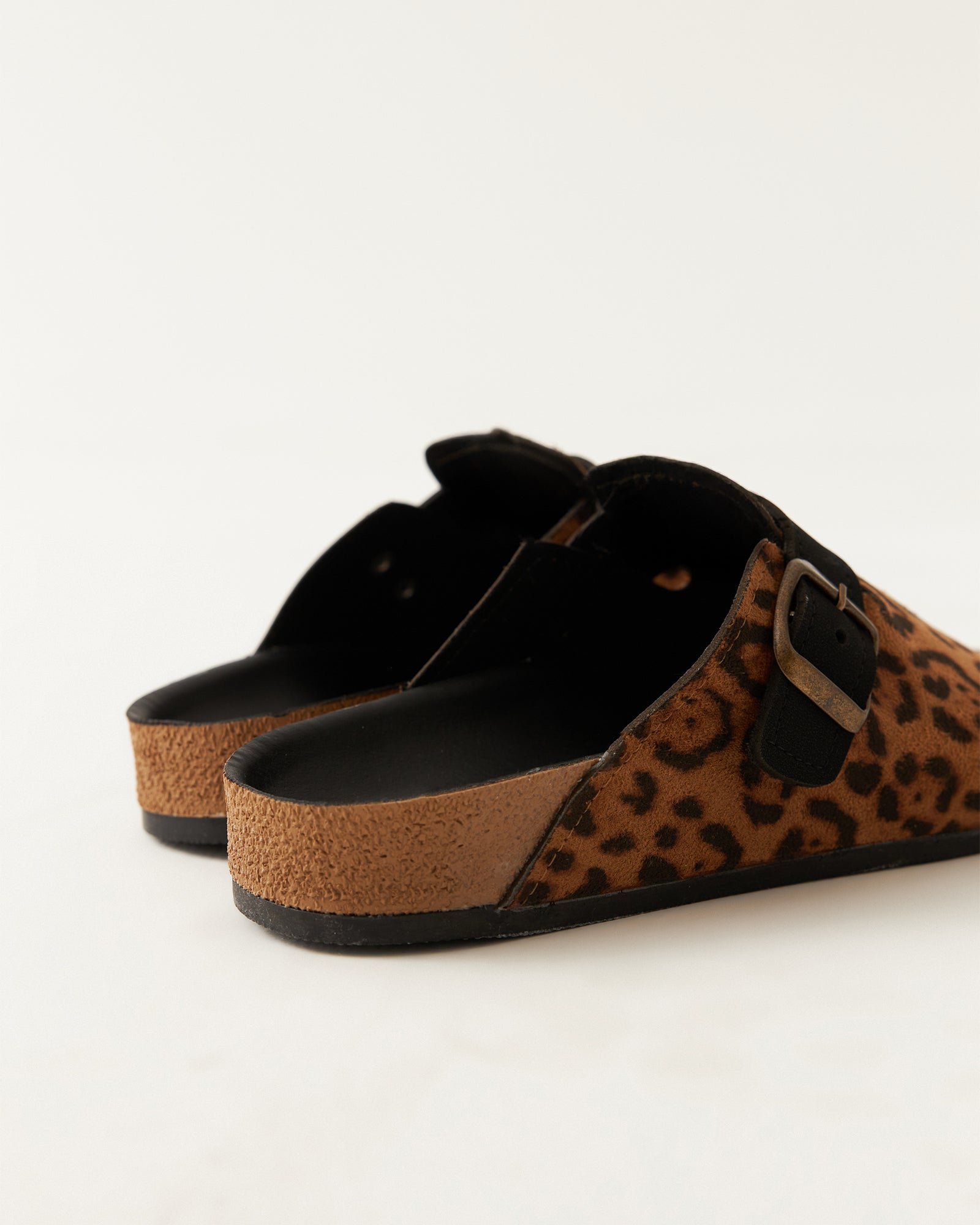 Kadın Tokalı Leopar Desenli Önü Kapalı Ev Terliği