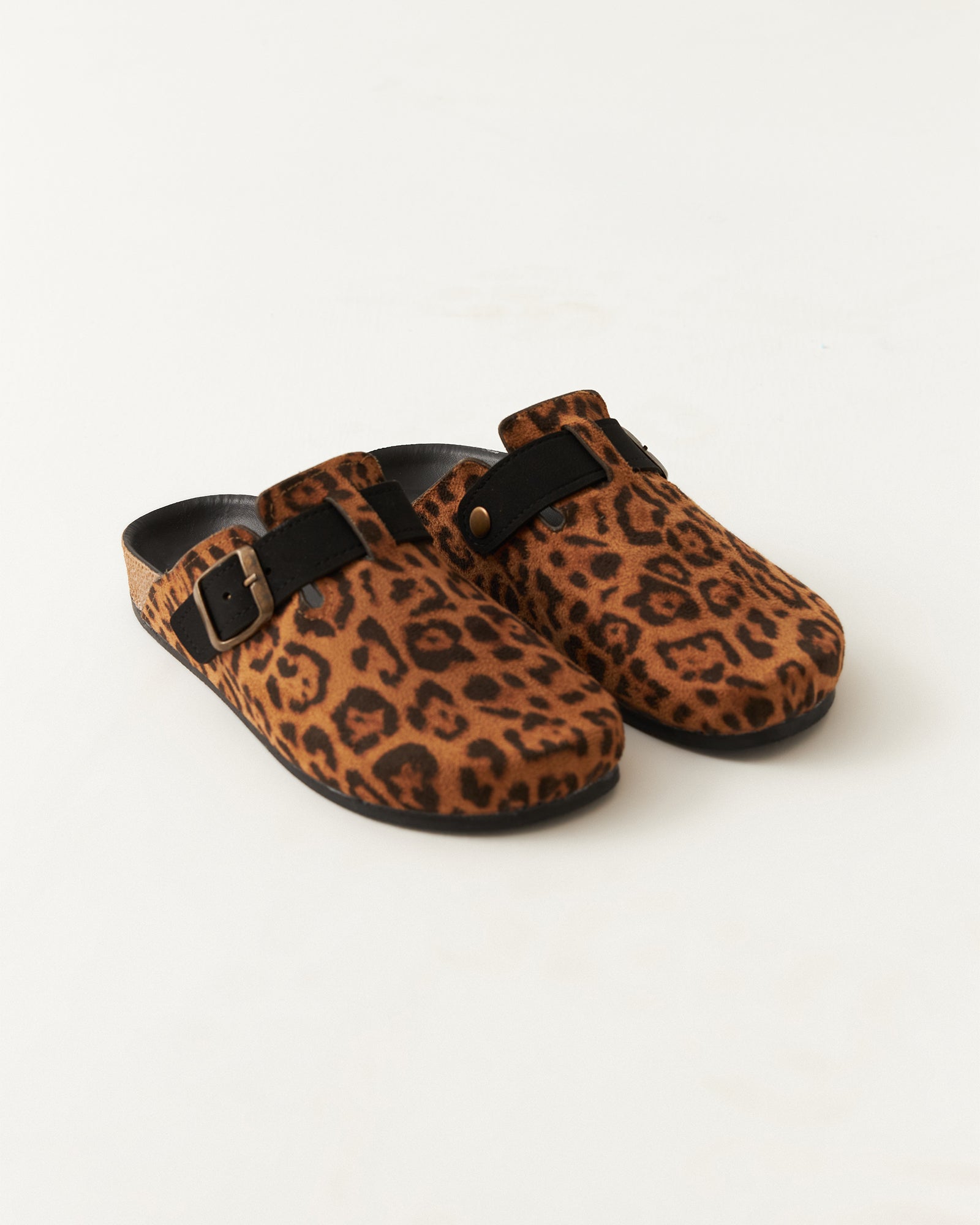 Kadın Tokalı Leopar Desenli Önü Kapalı Ev Terliği