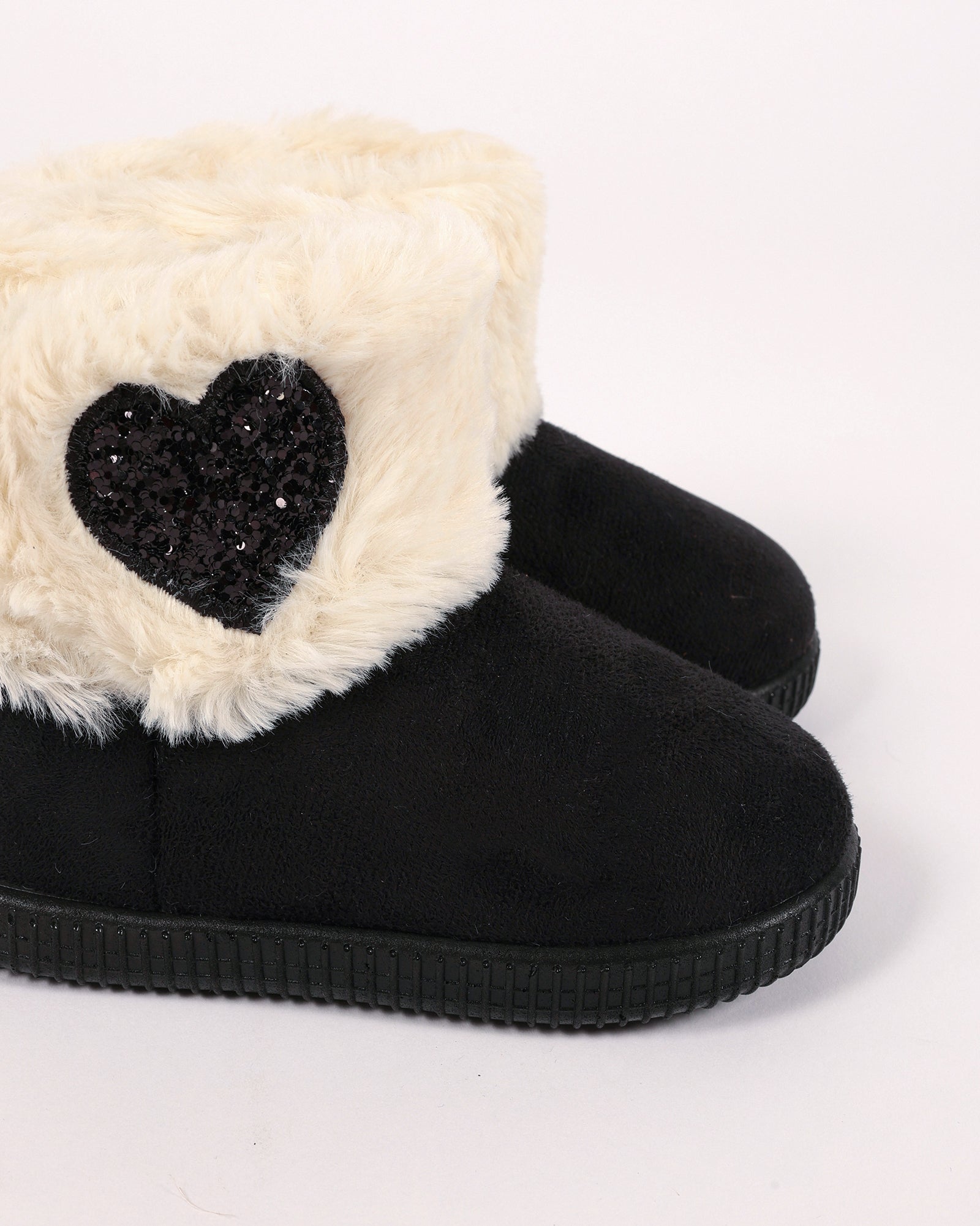 Bebek Ve Çocuk Siyah Süet Görünümlü Kalp Model  Detaylı Peluş Panduf