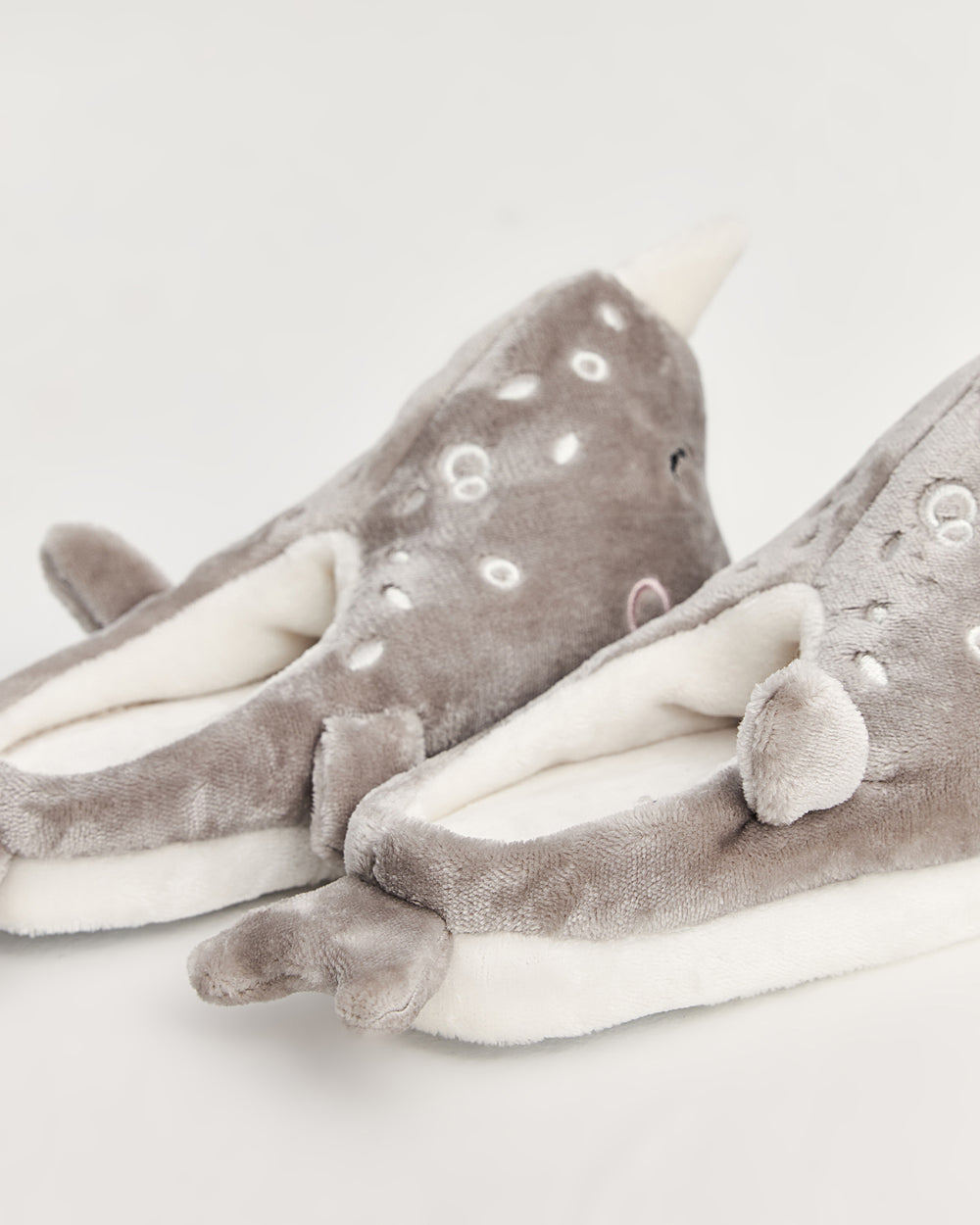 DOLPN- Yunus Balığı Figürlü Krem Kadın Ev içi Ayakkabı