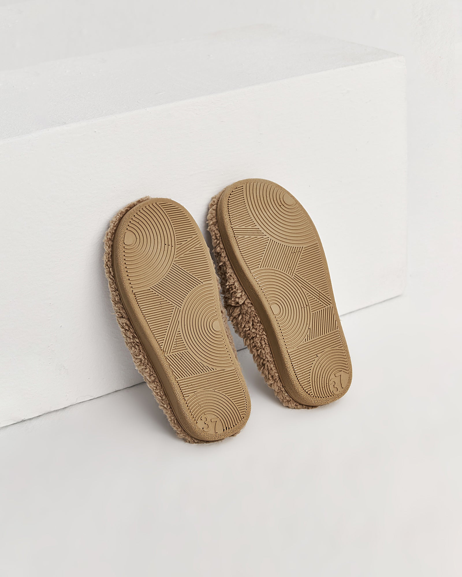 kadın ev terliği,kadın ev içi terlik,bayan ev terliği,kadın kışlık terlik,kadın yazlık terlik,evde giyilen kadın terlikleri,kadın konforlu terlik,rahat kadın ev terliği,kaymaz taban kadın terlik,kapalı kadın ev terliği