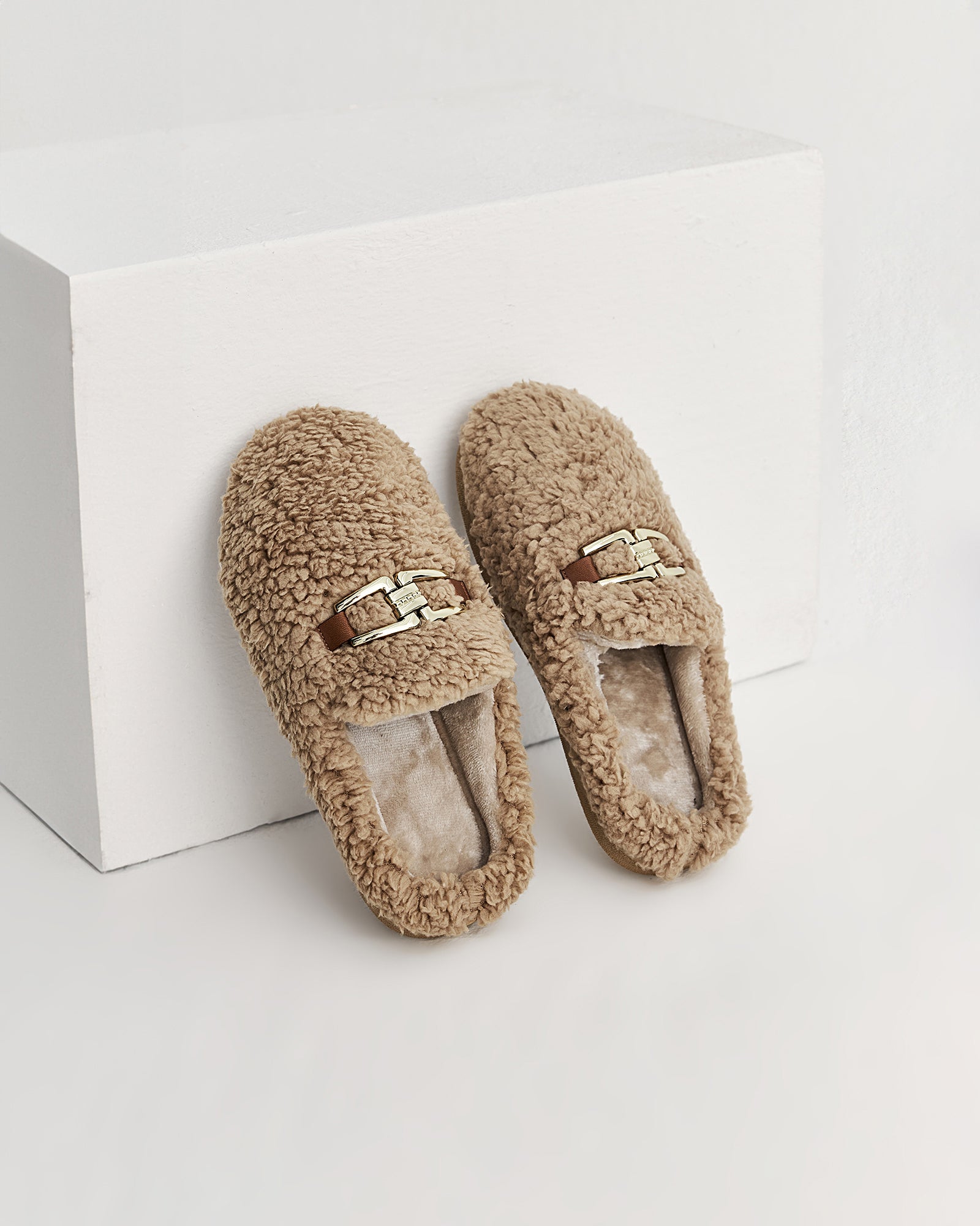 kadın ev terliği,kadın ev içi terlik,bayan ev terliği,kadın kışlık terlik,kadın yazlık terlik,evde giyilen kadın terlikleri,kadın konforlu terlik,rahat kadın ev terliği,kaymaz taban kadın terlik,kapalı kadın ev terliği